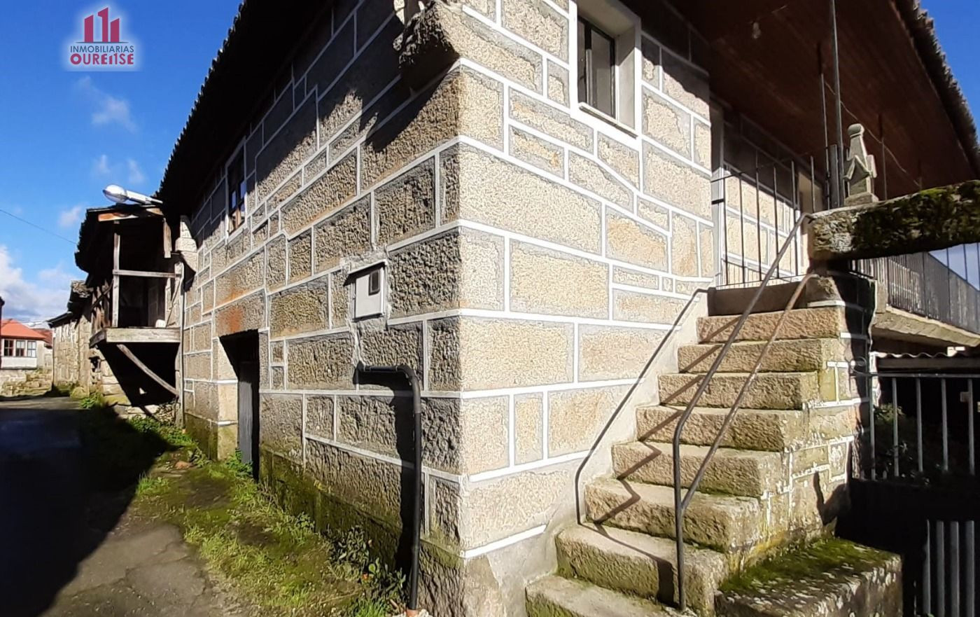 CASA DE PIEDRA PARA REFORMAR CON PATIO Y PARCELA ENFRENTE - foto 2