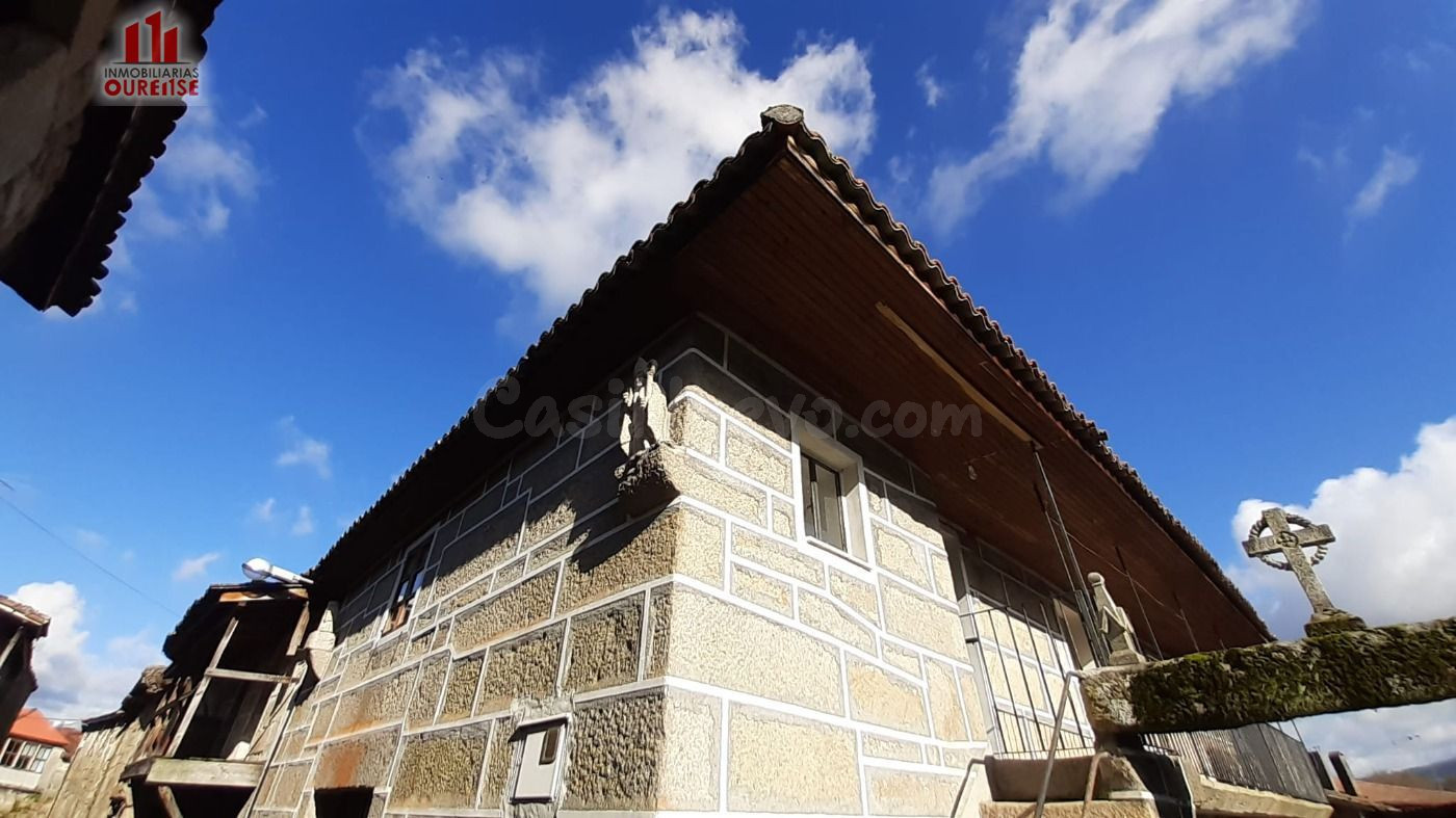 CASA DE PIEDRA PARA REFORMAR CON PATIO Y PARCELA ENFRENTE - foto 4