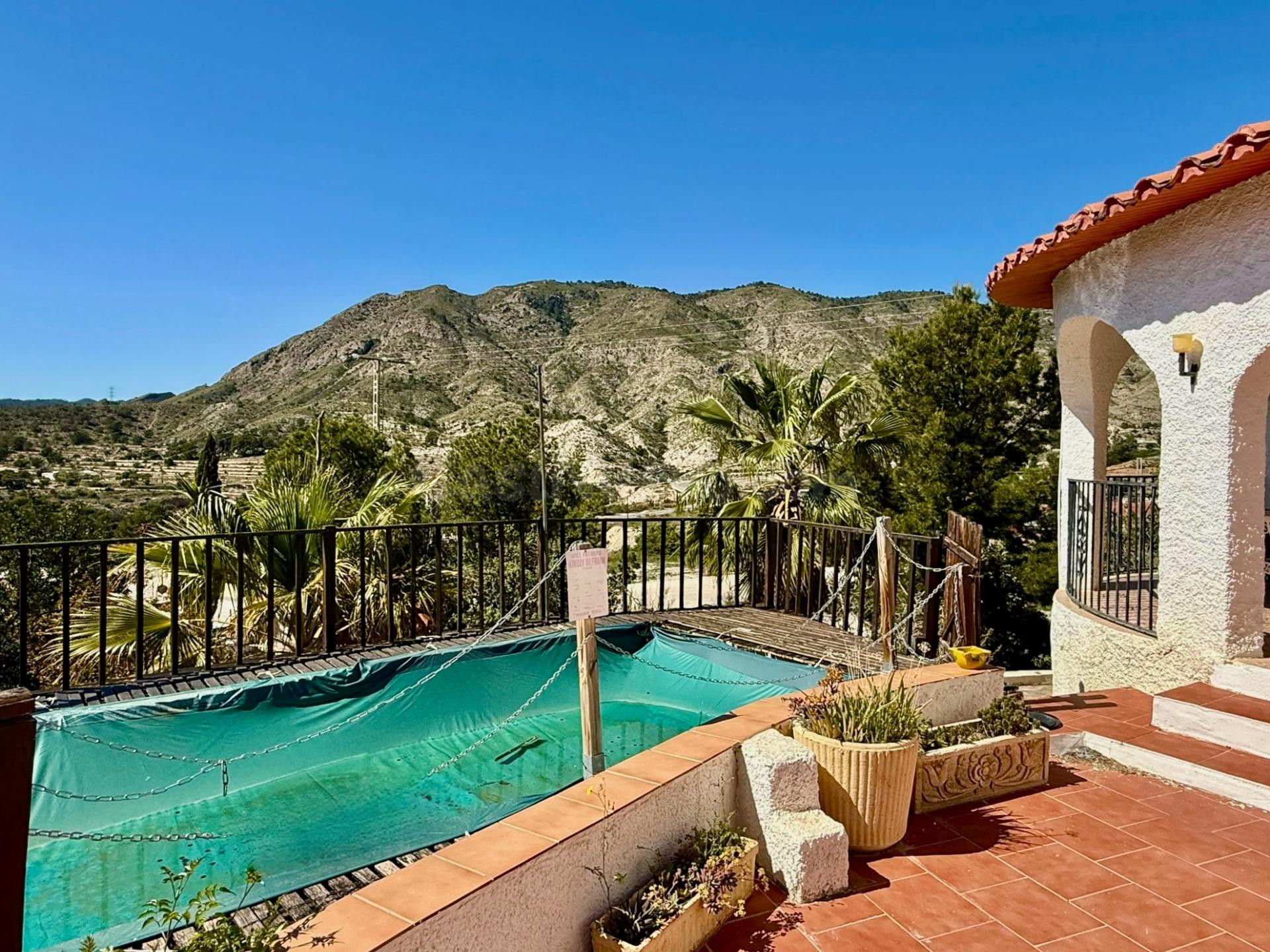 OPORTUNIDAD ÚNICA: CHALET INDEPENDIENTE CON PARCELA + LOCAL 
