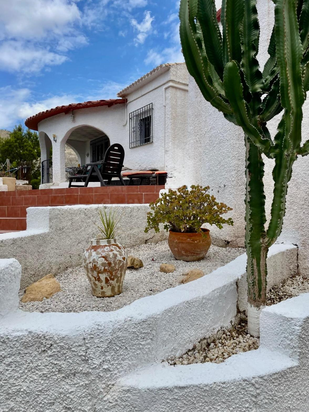 OPORTUNIDAD ÚNICA: CHALET INDEPENDIENTE CON PARCELA + LOCAL  - foto 2