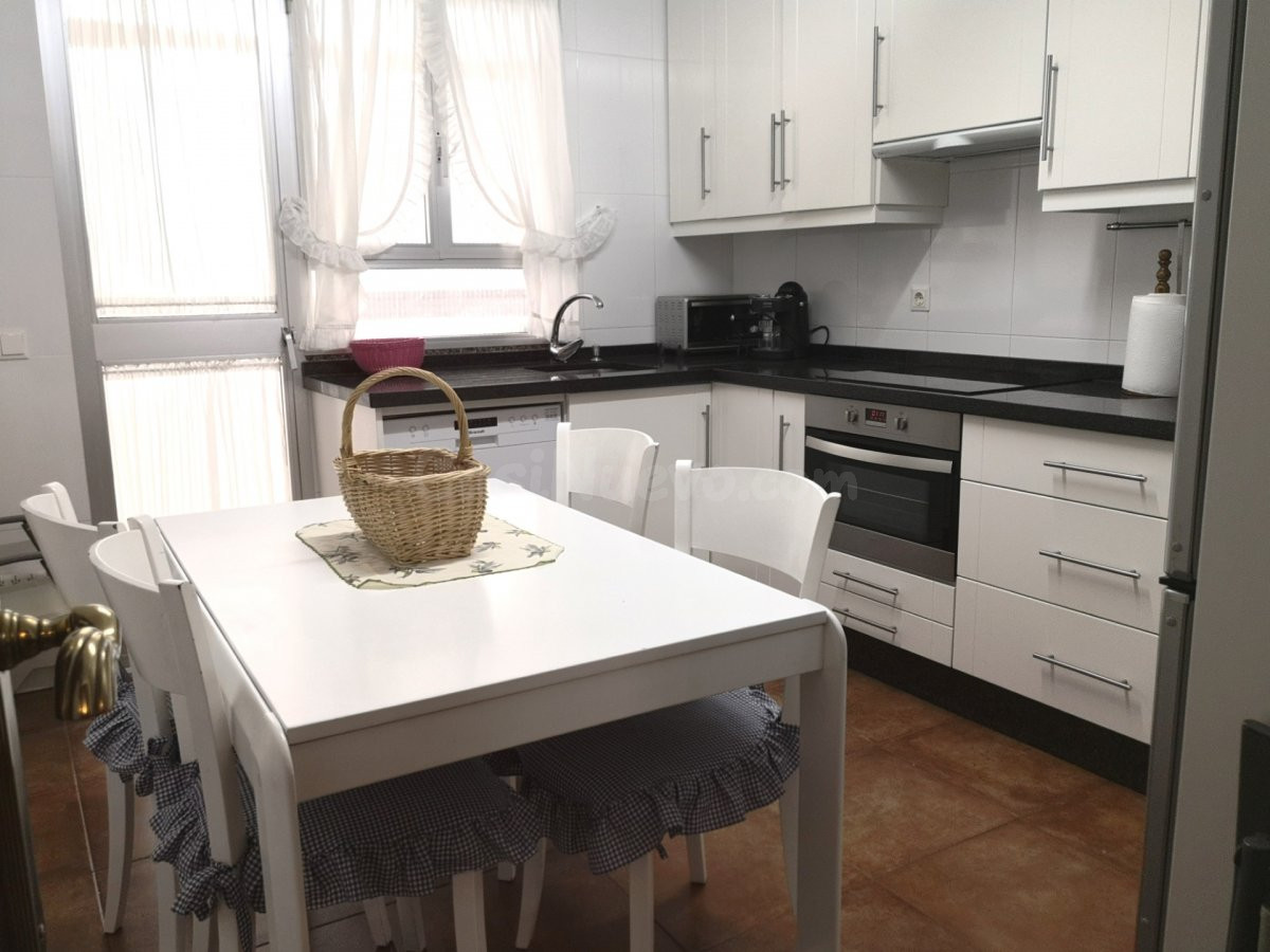 GRAN VIVIENDA CON SALÓN DOBLE COMPLETA DE MUEBLES JUNTO AL RECTORADO ( AVDA DE MEDINA AZAHARA )