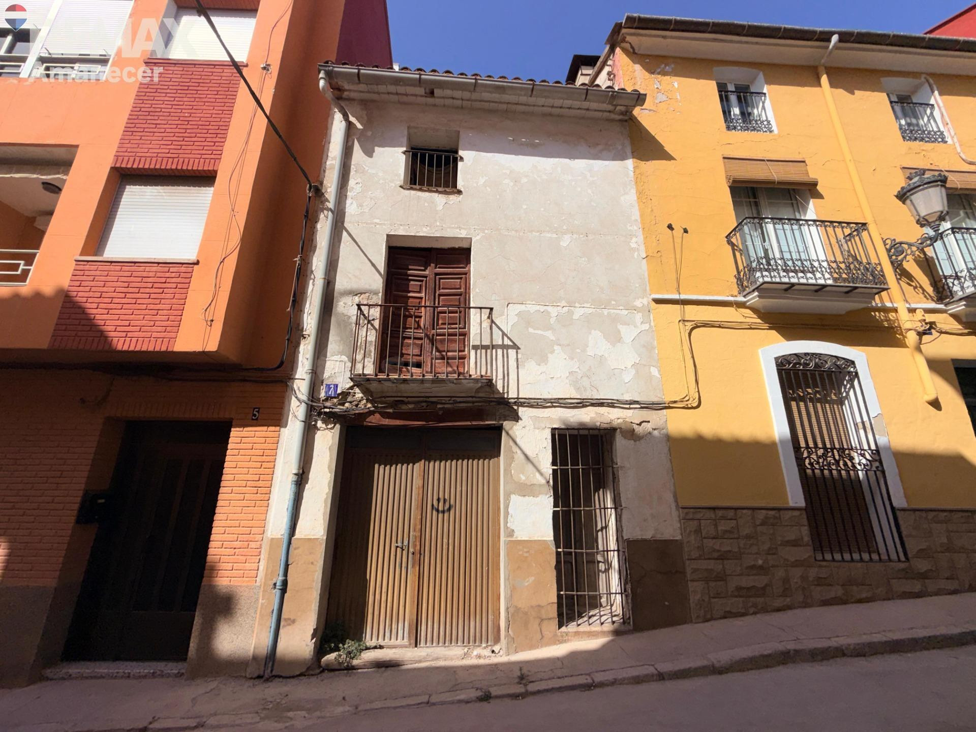CASA PARA REFORMAR EN EL CENTRO DE ENGUERA – 148 m2 CONSTRUIDOS