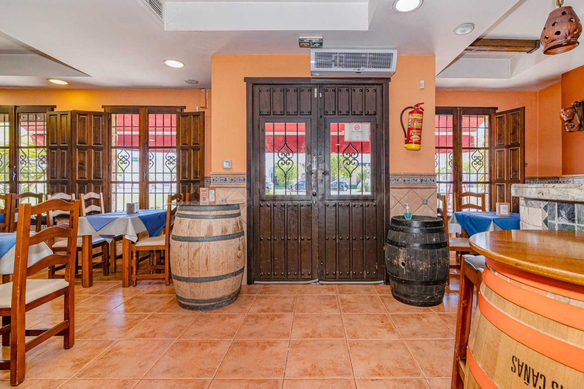Restaurante asador en primera línea