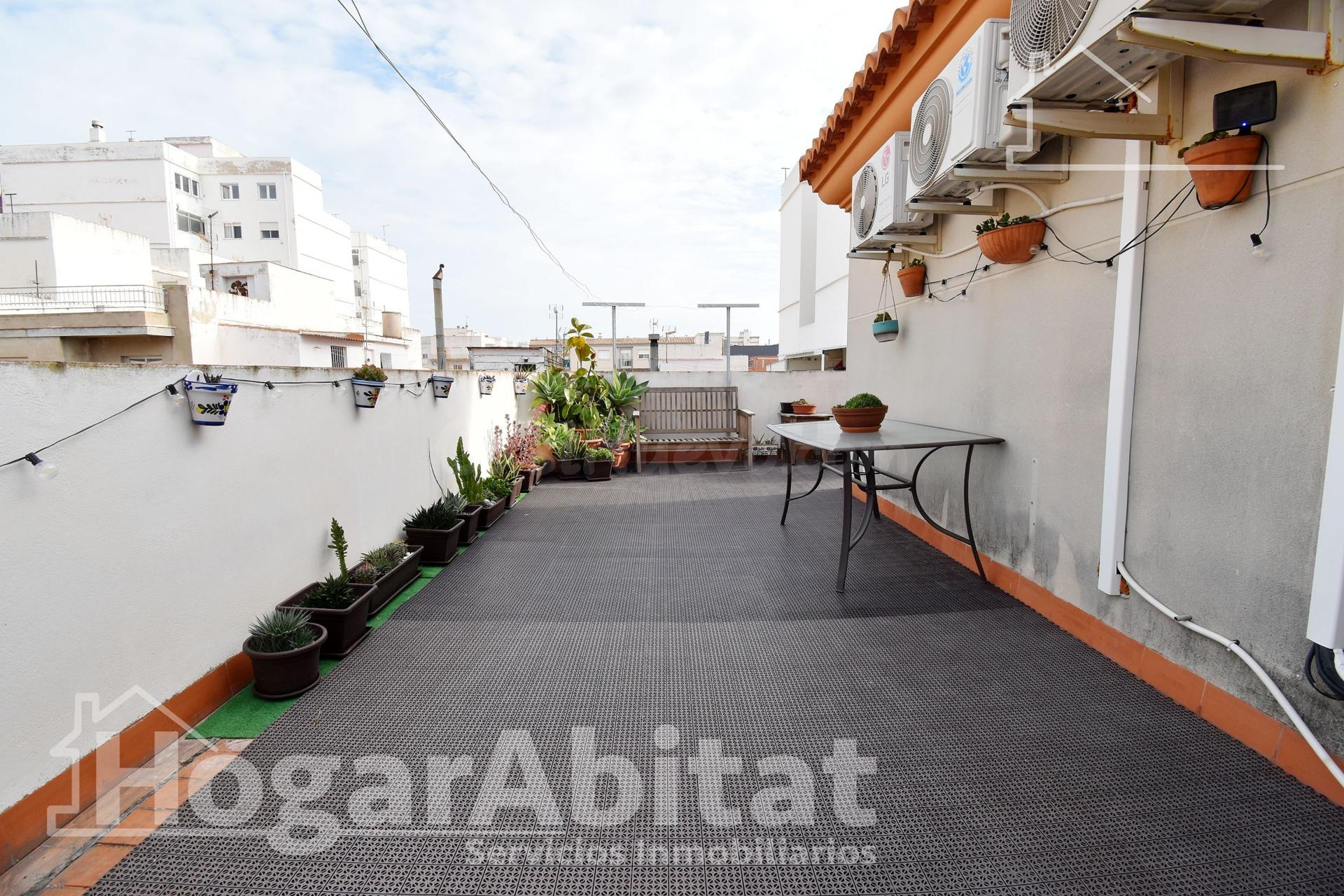 CASA SEMINUEVA CON GRAN TERRAZA Y GARAJE