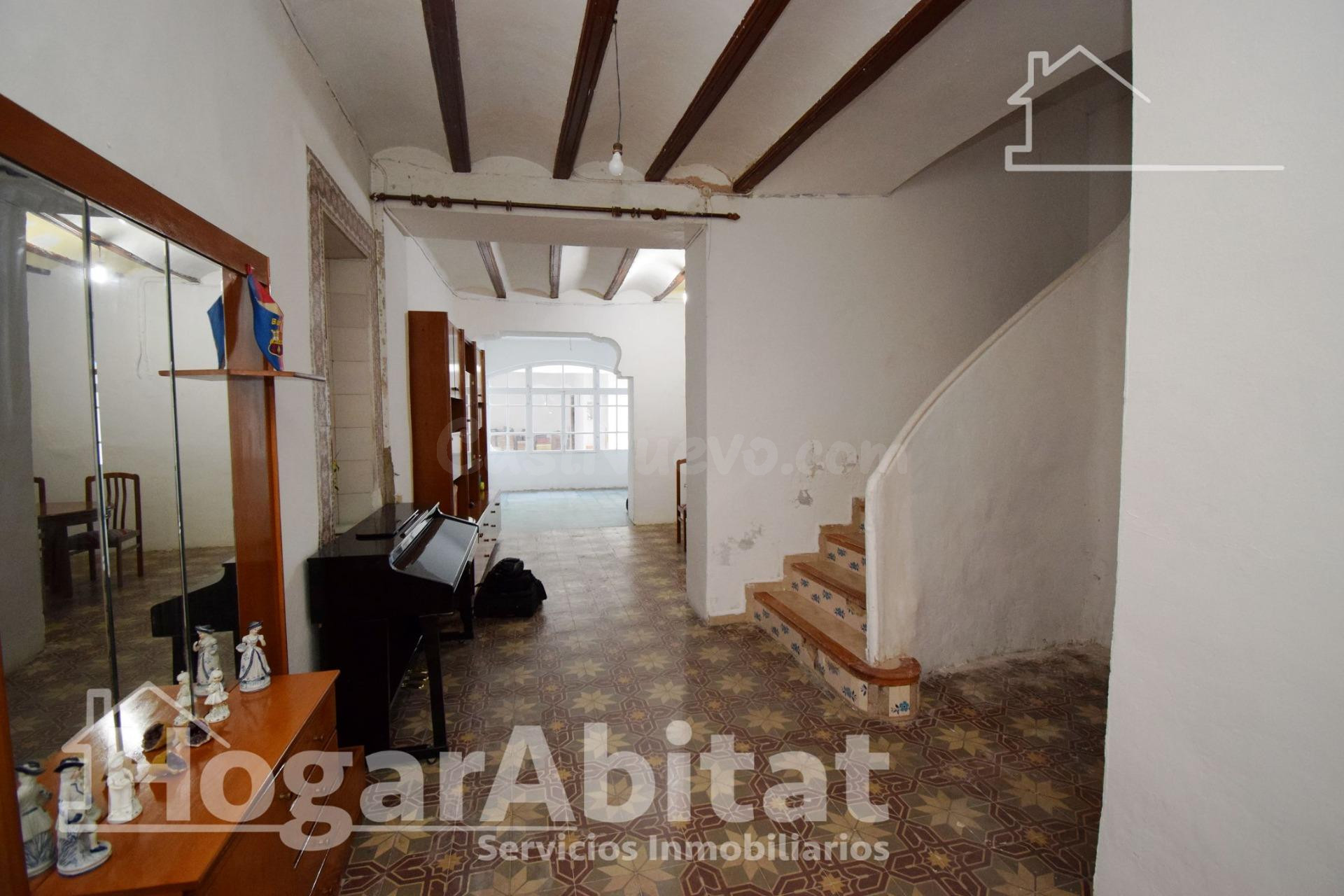 AMPLIA CASA CON 2 TERRAZAS Y GARAJE
