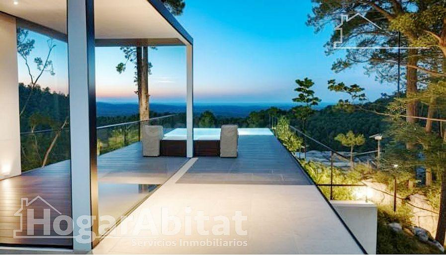 ¡ESPECTACULAR VILLA! AMPLIA CON GARAJE, DOS TERRAZAS Y PISCI