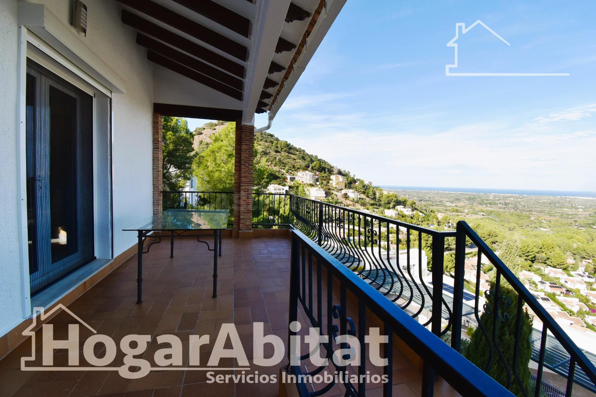 ¡VISTAS ESPECTACULARES! CASA AMPLIA Y EXTERIOR CON TRES TERRAZAS Y GARAJE