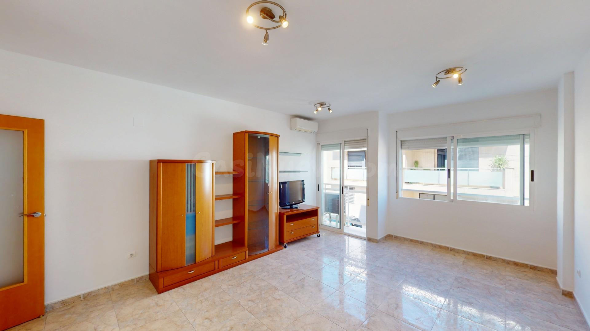 Oportunidad Única en Miramar: Piso Impecable con Garaje, Trastero y Patio a solo 2 km de la Playa