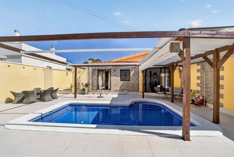 CHALET EN LOS ÁNGELES TORREVIEJA CON 3 DORMITORIOS, 3 BAÑOS Y PISCINA PRIVADA!!!
