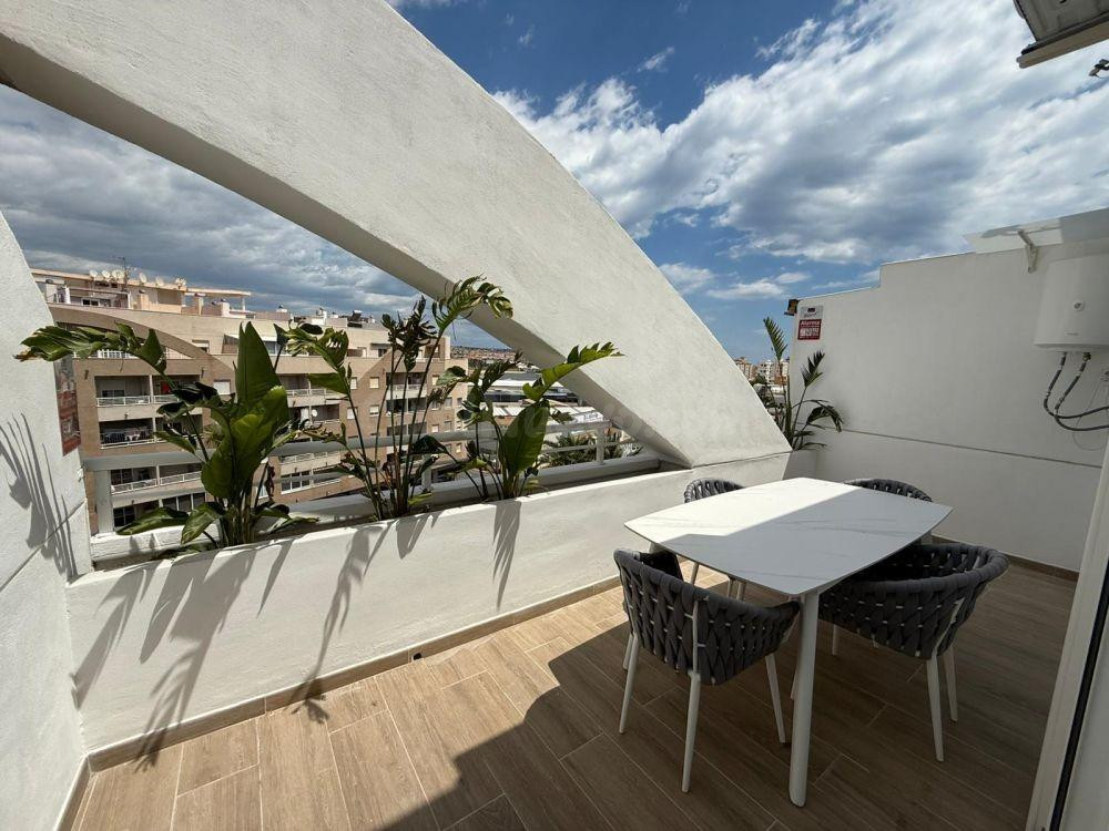 Ático de diseño contemporáneo completamente reformado con terraza grande, piscina y trastero en Torrevieja!!!