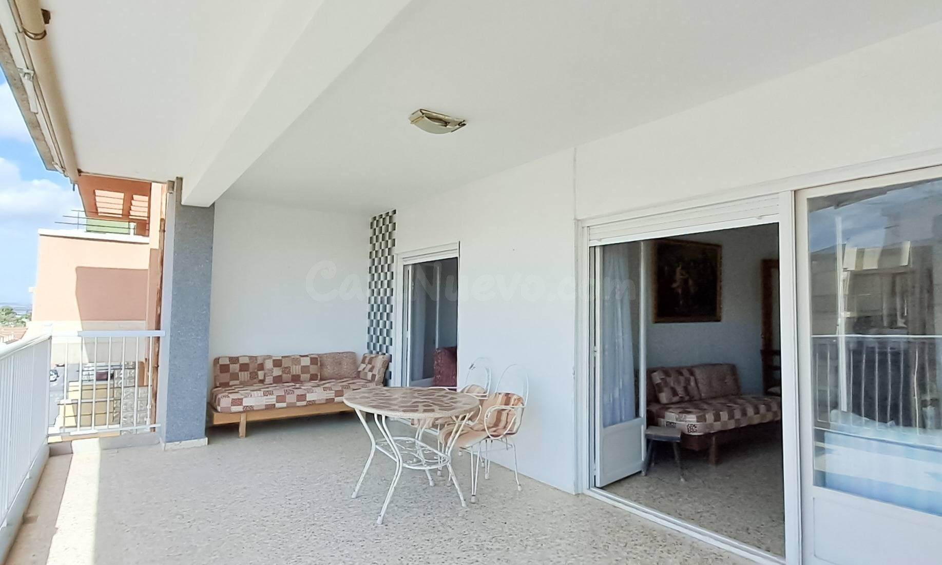 Luminoso apartamento con terraza y vistas al mar y la montaña, a 80m de la playa