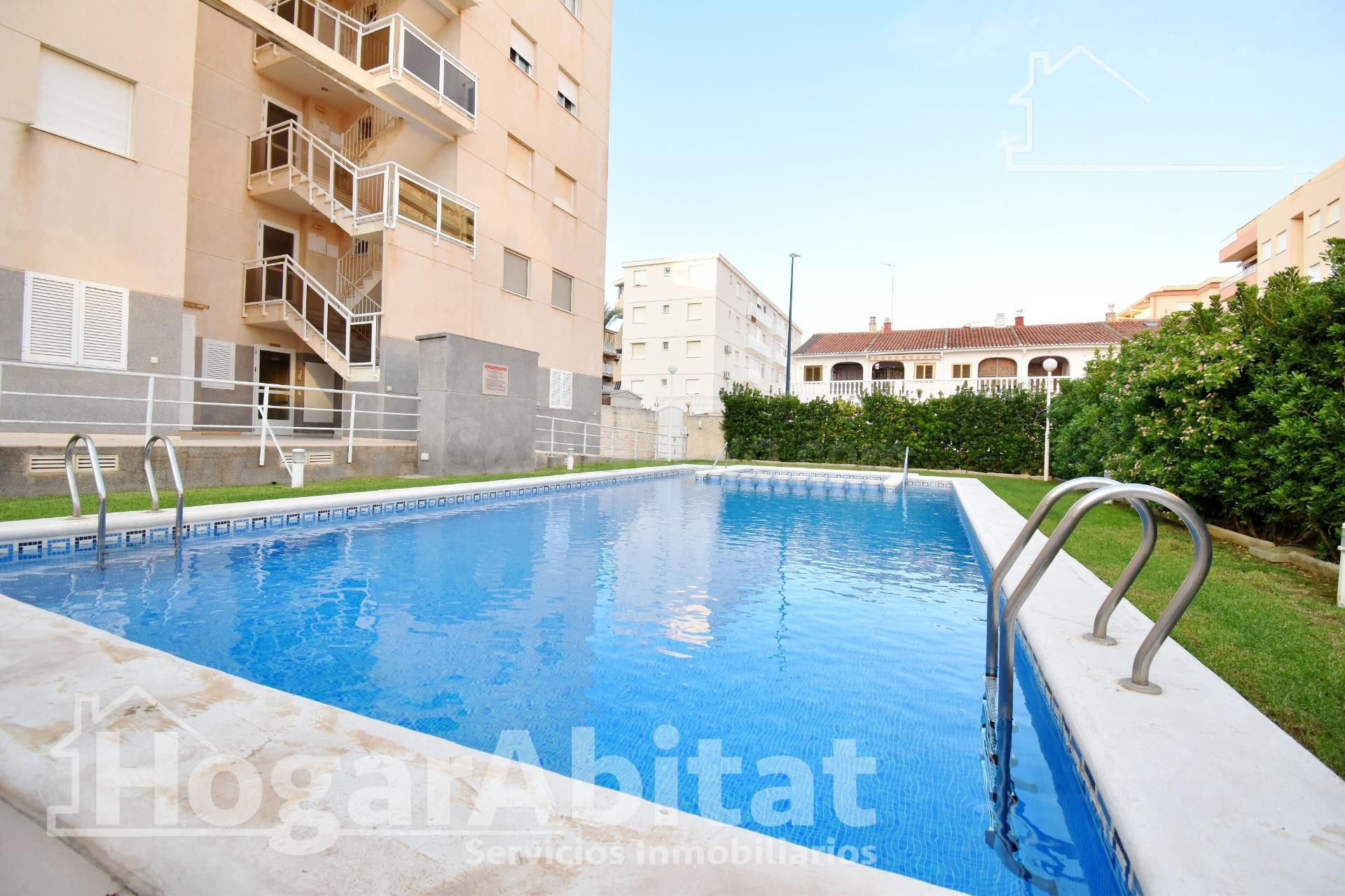 ¡Playa de Miramar! Bajo amplio en residencial con piscina, terraza y jardín, todo amueblado
