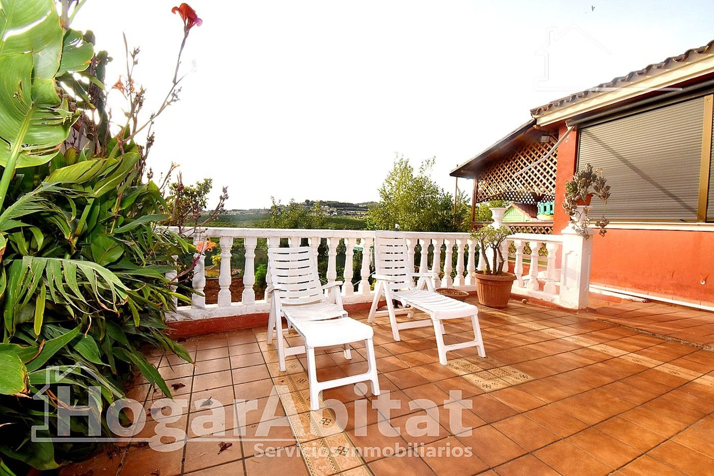 VILLA SEMINUEVA CON PISCINA, TERRAZA Y GRAN JARDÍN - foto 3