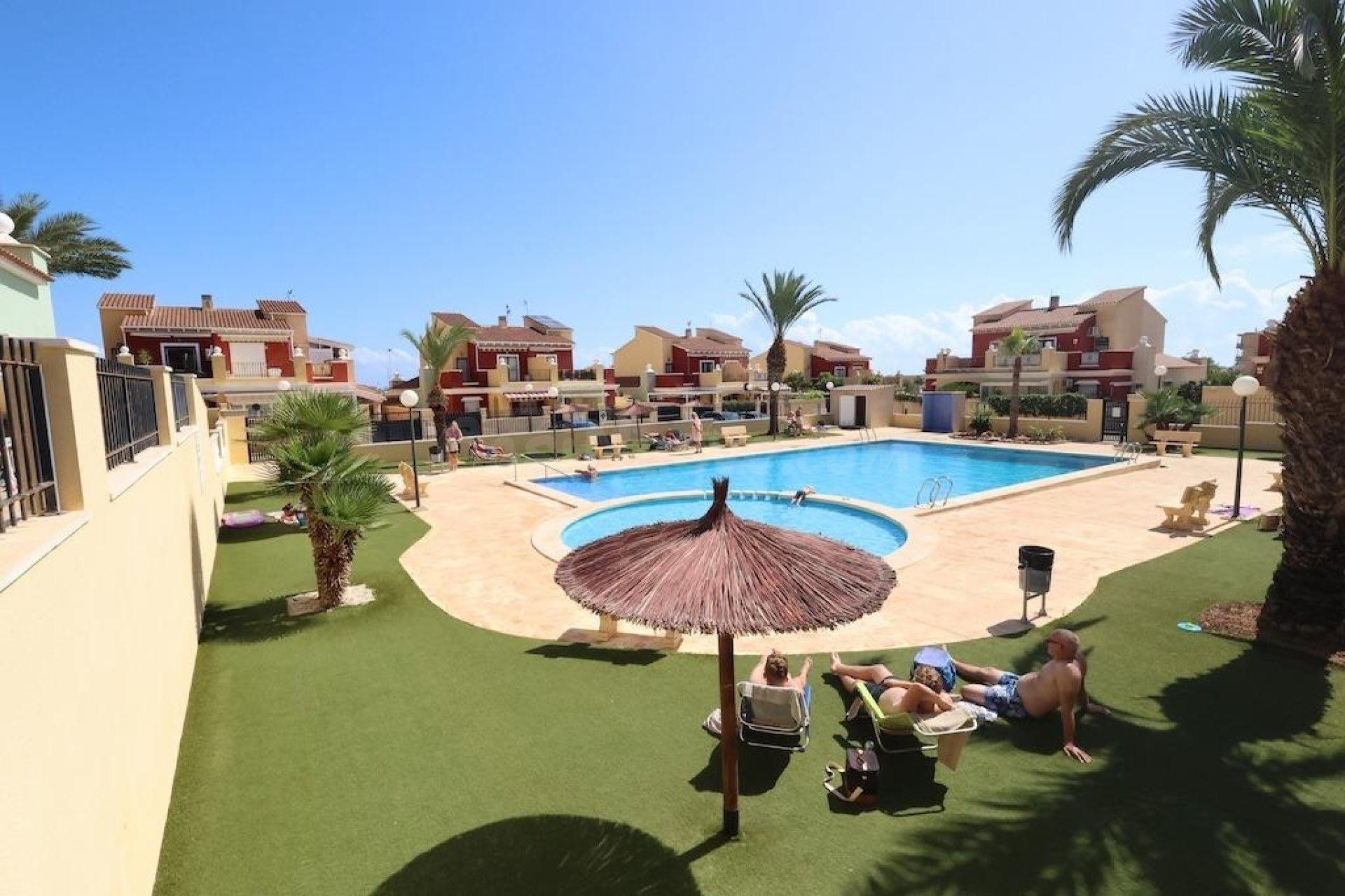 Aguas Nuevas Residencial Altos de la Bahia X bungalow en planta alta con solarium y vistas al mar