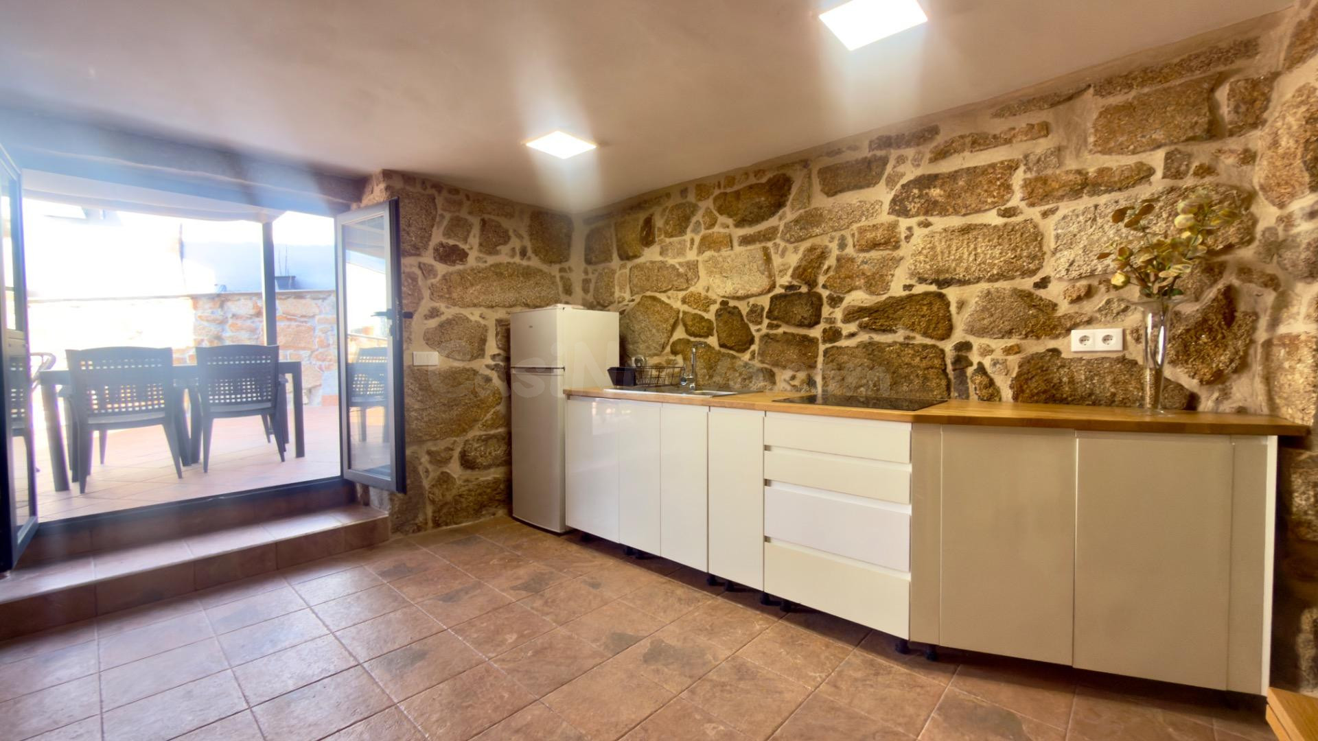 Encantador Chalet de Piedra Reformado - Listo para Vivir