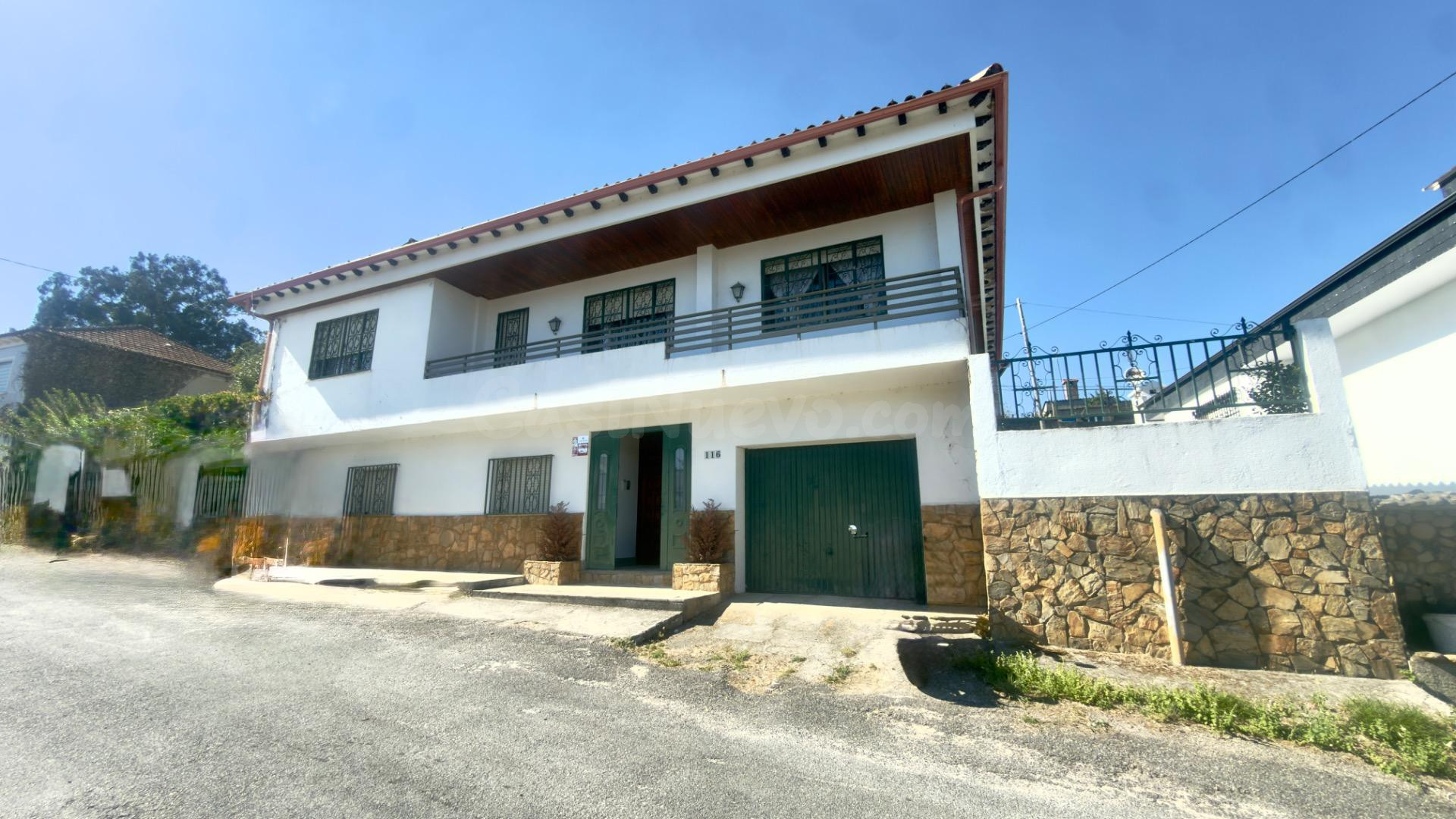 Magnífica Casa Independiente con Jardín y Garaje - Oportunidad en Avión