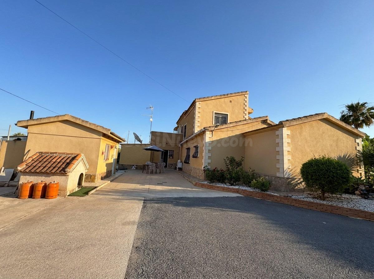 Espectacular chalet con piscina y árboles frutales en Elche! - foto 5