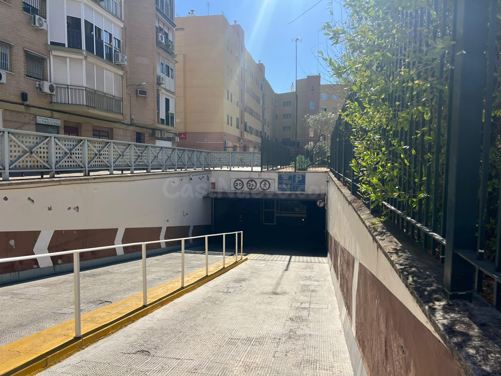 Garaje 12m² en venta - Cruz Roja - Capuchinos