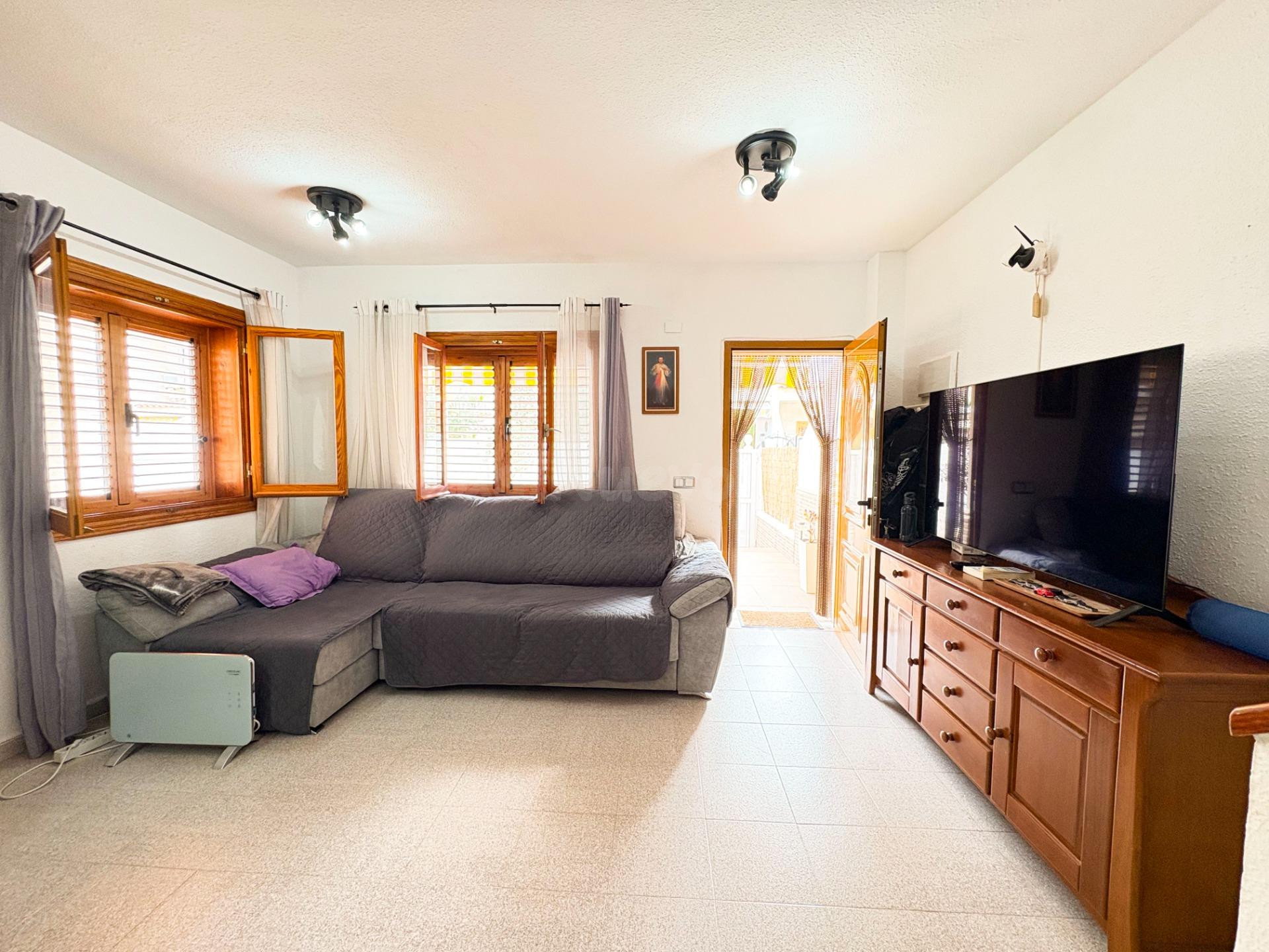 Adosado con solárium, patio y orientación sureste en residencial con piscinas en Gran Alacant