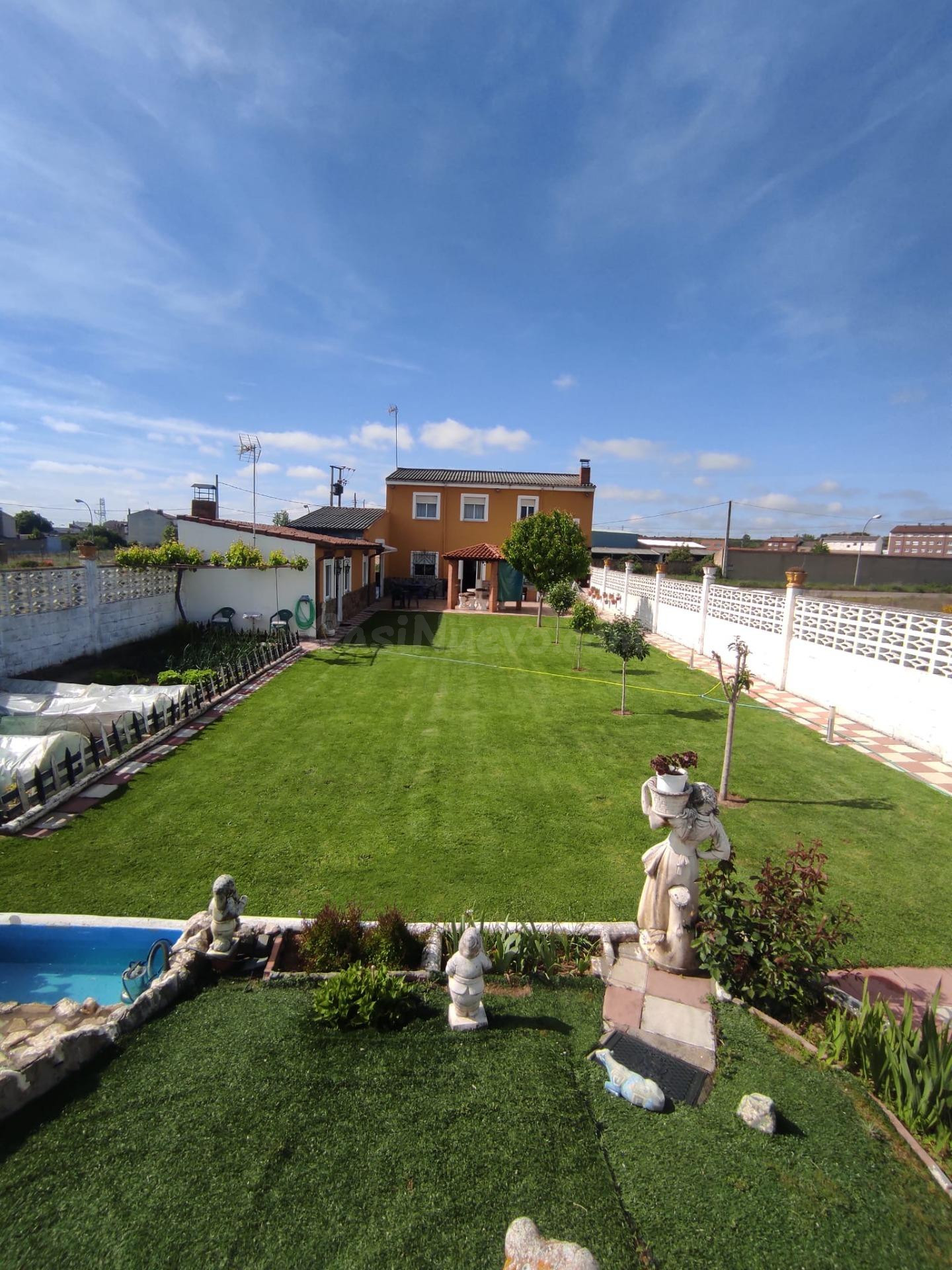 Amplio Chalet con Piscina en San Andrés del Rabanedo - €400,