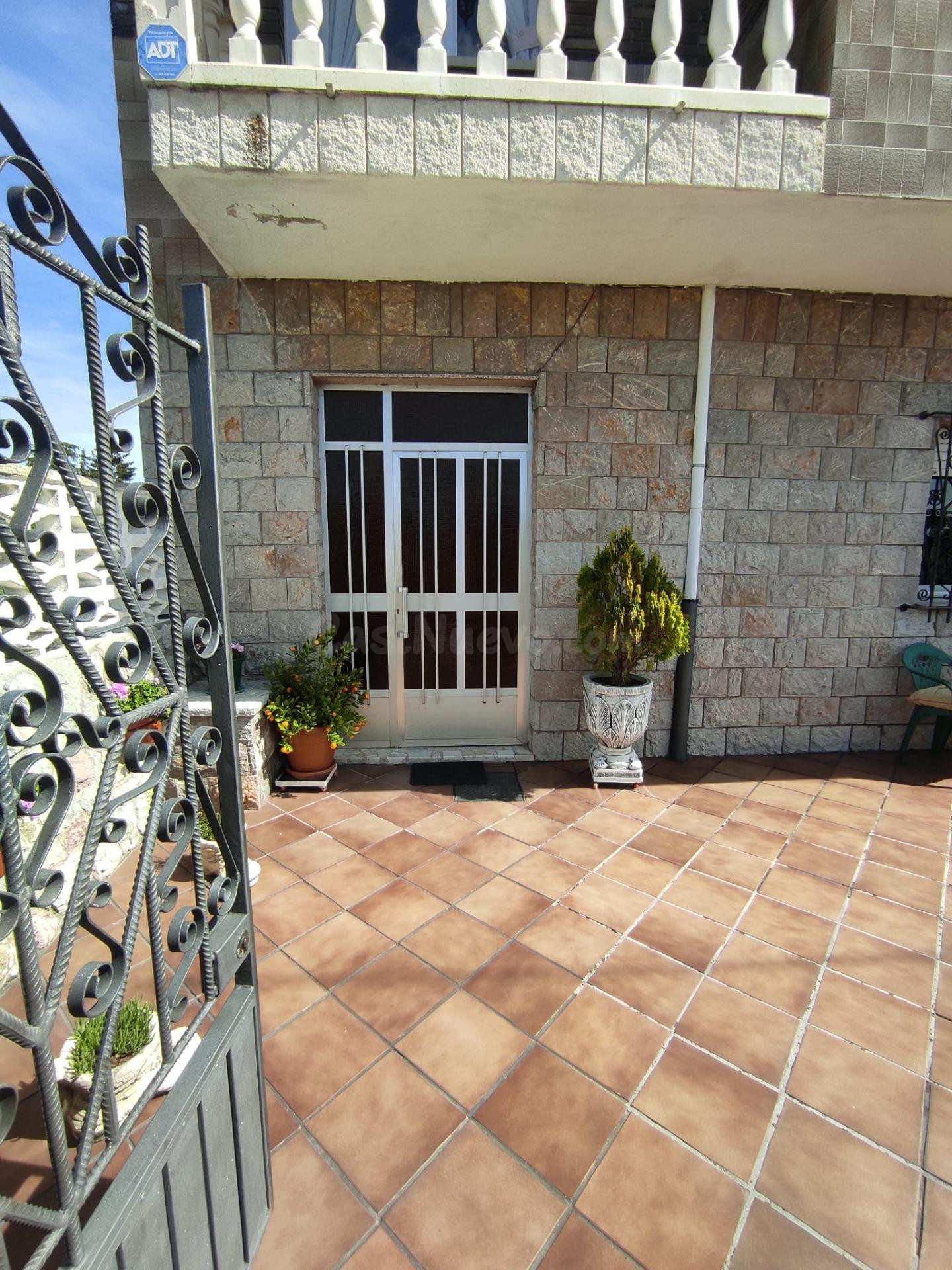 Amplio Chalet con Piscina en San Andrés del Rabanedo - €400, - foto 2