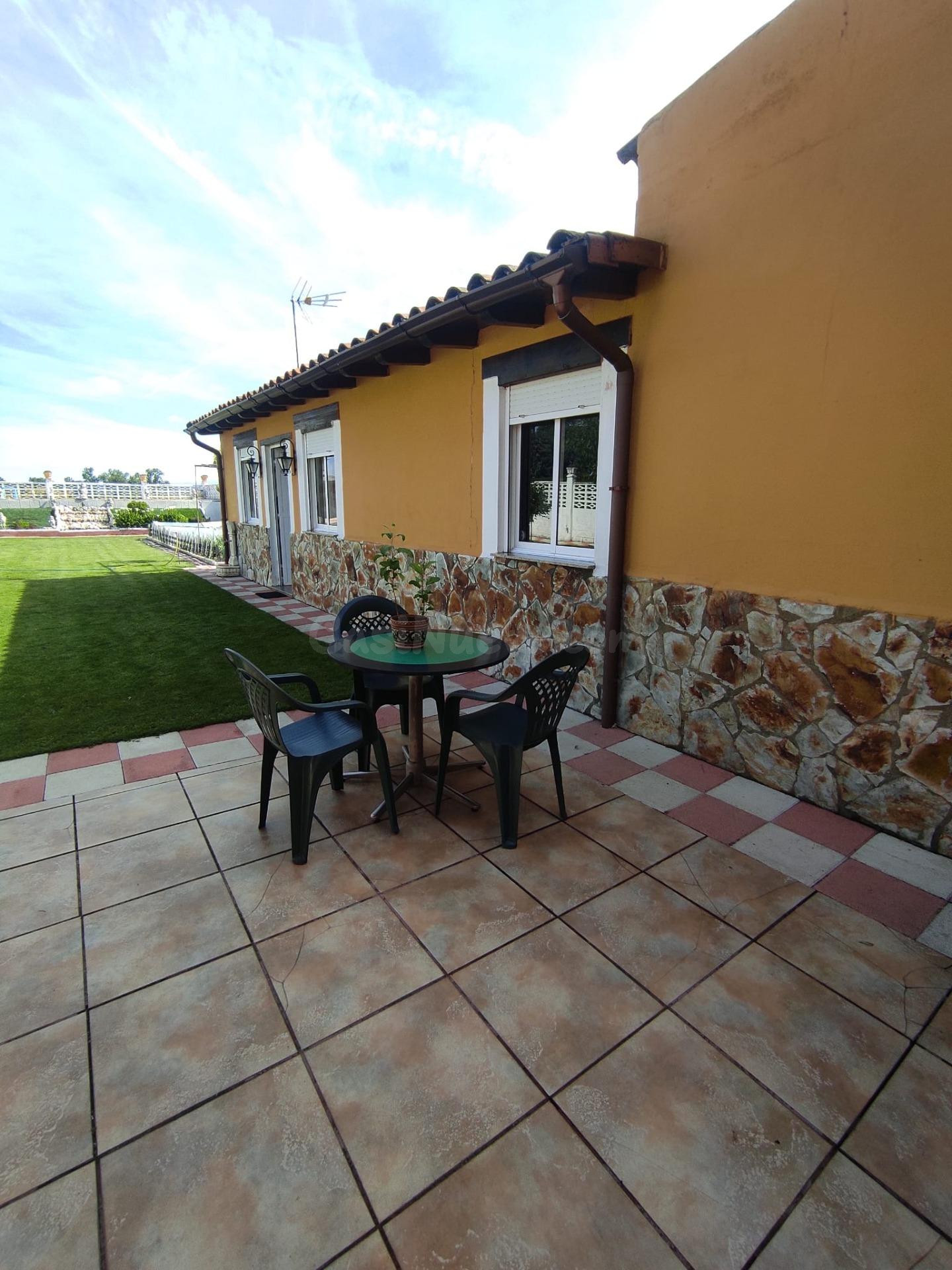 Amplio Chalet con Piscina en San Andrés del Rabanedo - €400, - foto 3
