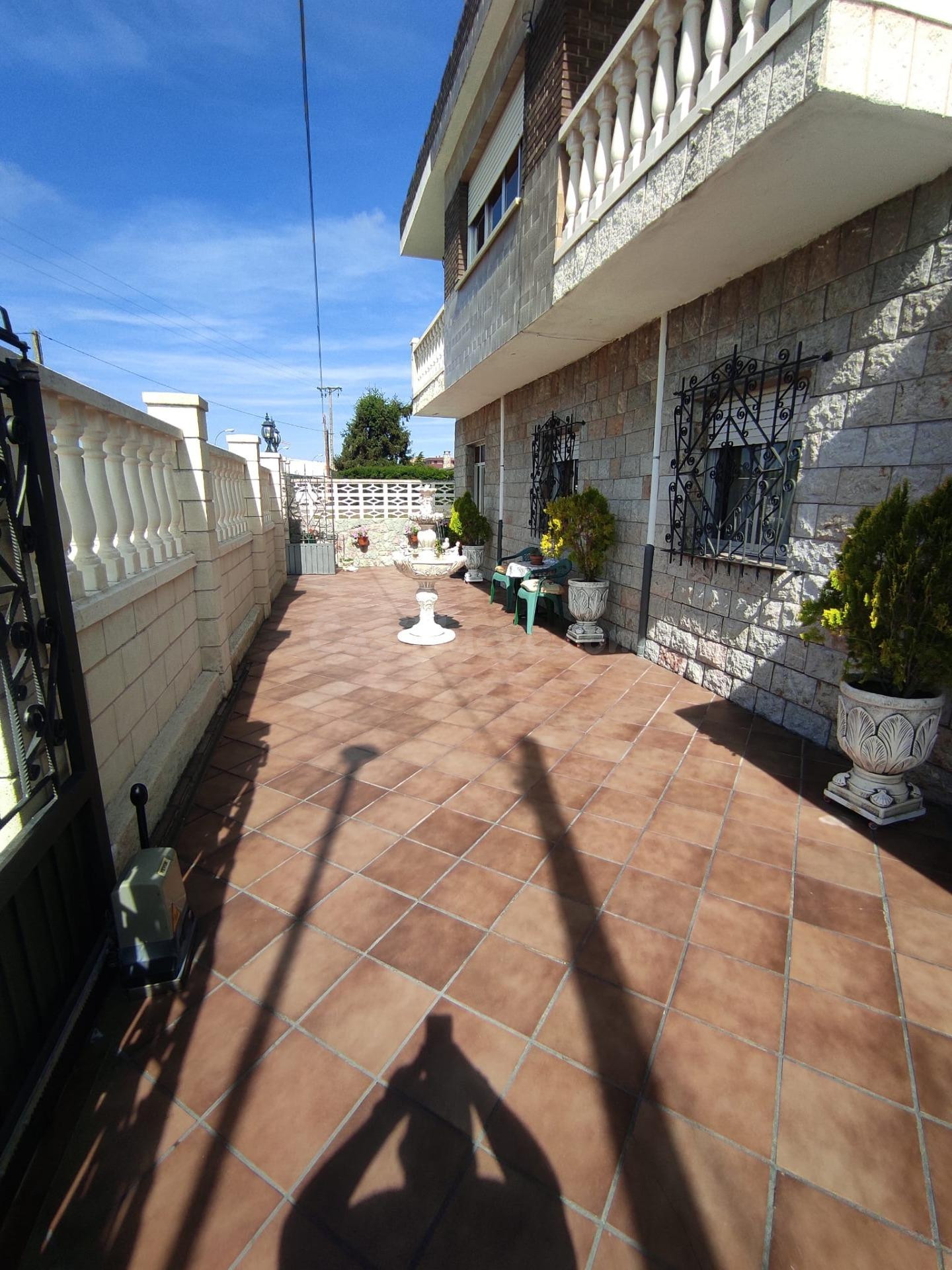 Amplio Chalet con Piscina en San Andrés del Rabanedo - €400, - foto 5
