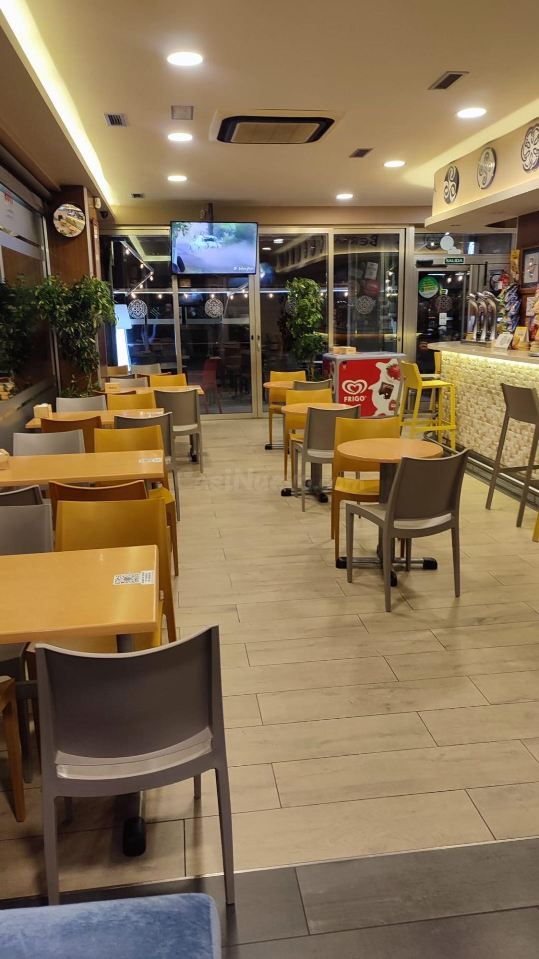 LOCAL COMERCIAL CON CAFE BAR EN RENDIMIENTO /Centrally locat