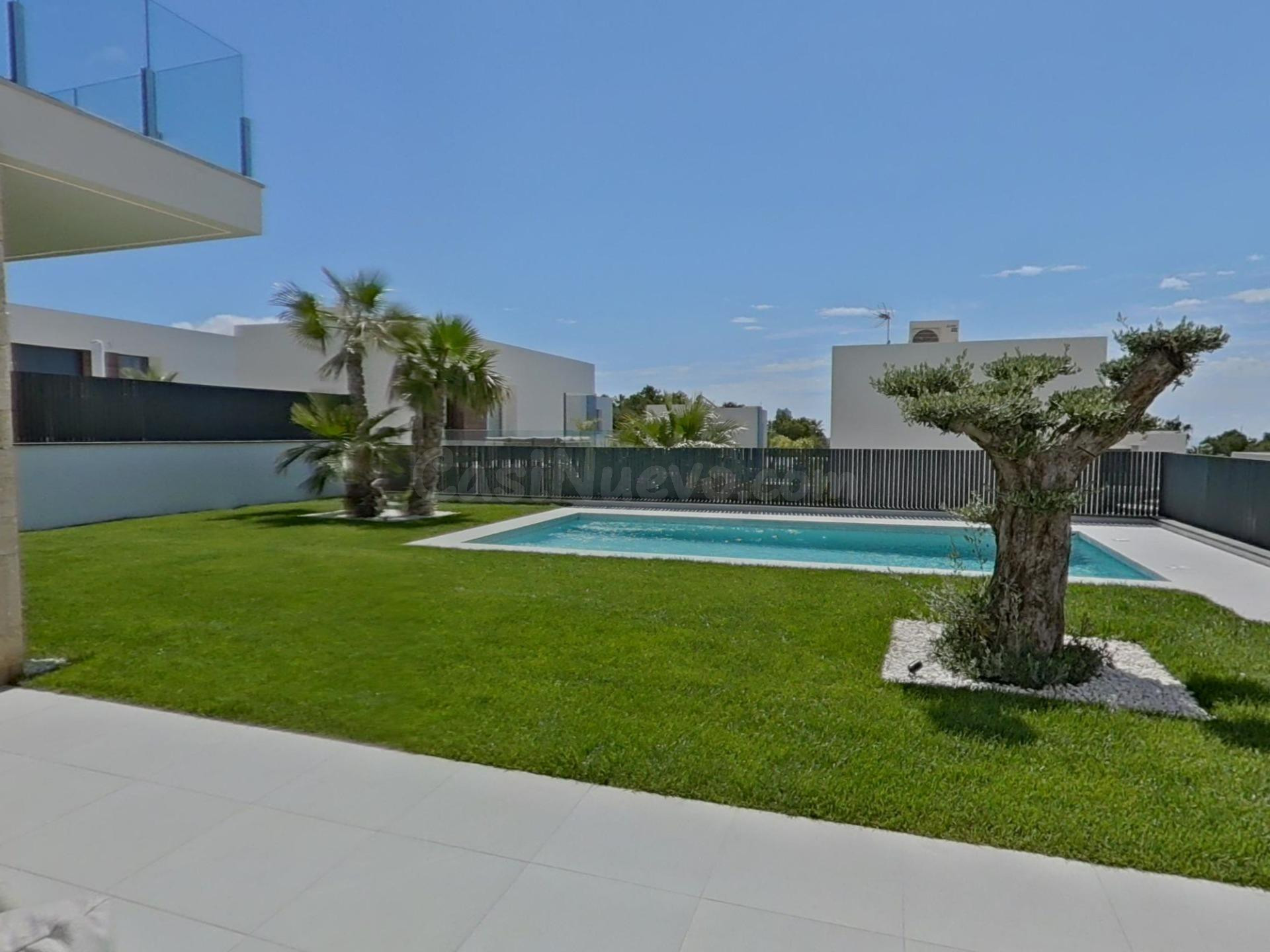 Espectacular Chalet en Finestrat con Diseño Bioclimático y Lujos Modernos