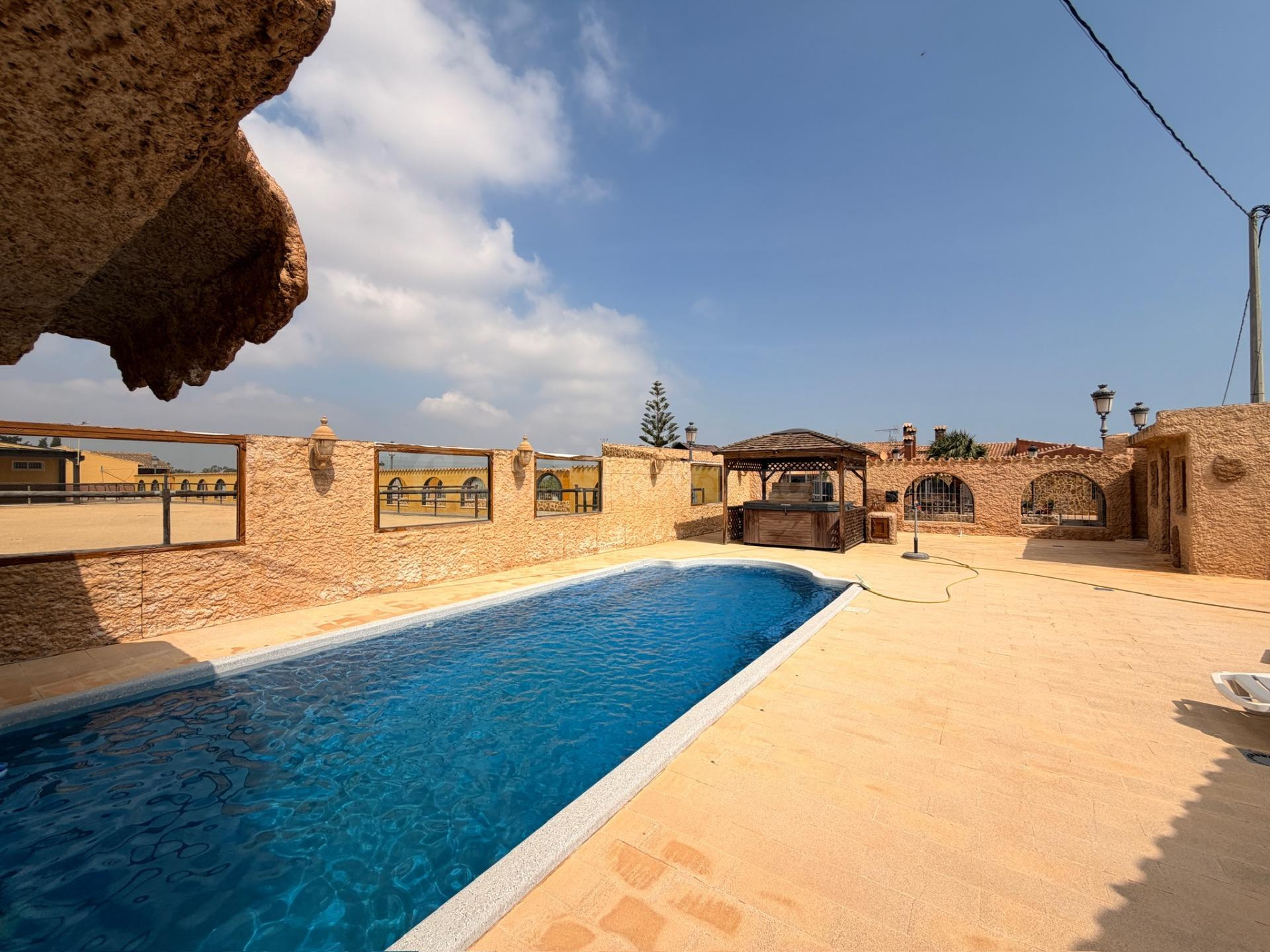ESPECTACULAR VILLA CON ENCANTO MEDITERRANEO Y ENTORNO ECUESTRE