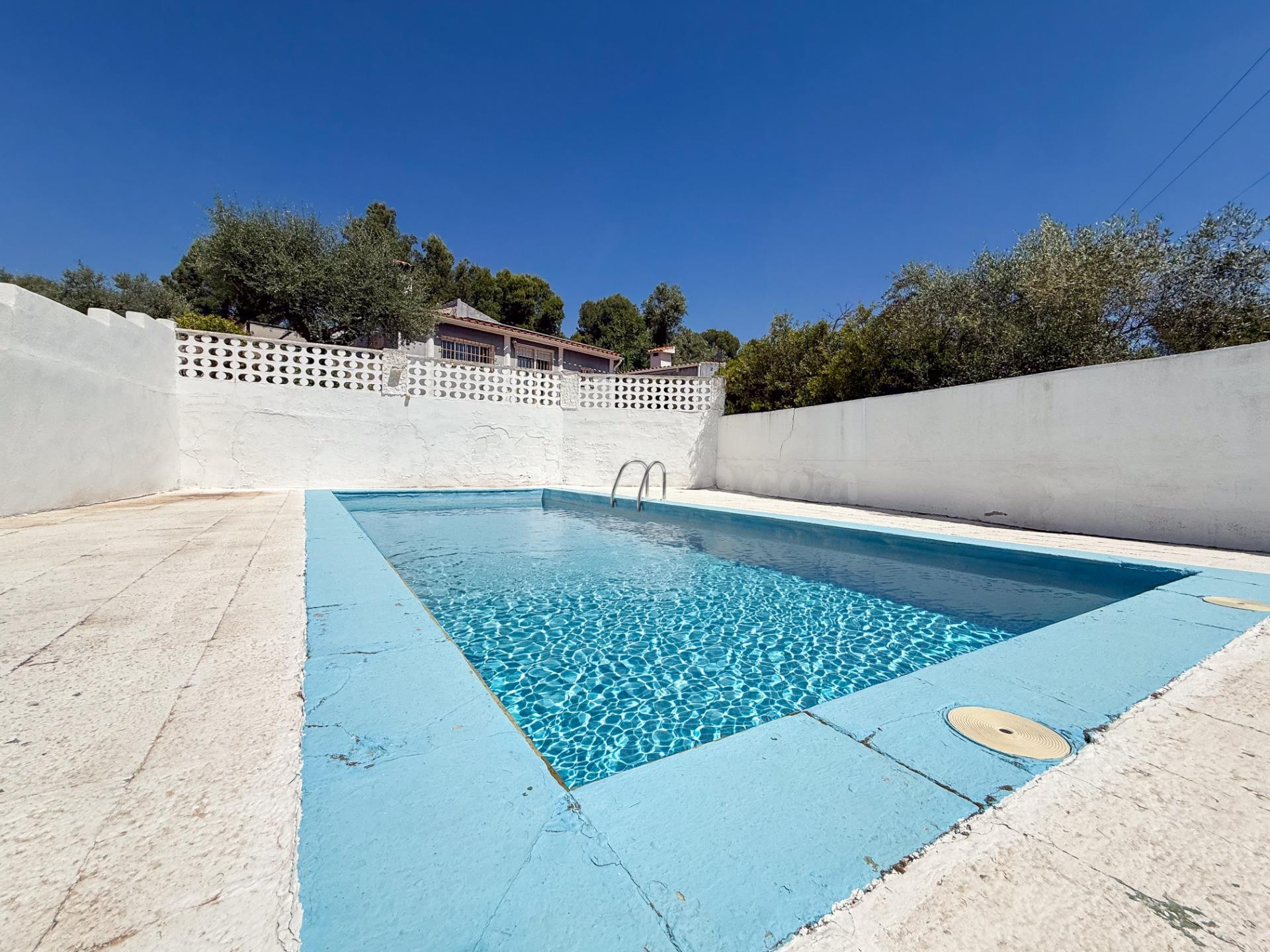 Chalet en entorno natural con piscina y vistas despejadas en