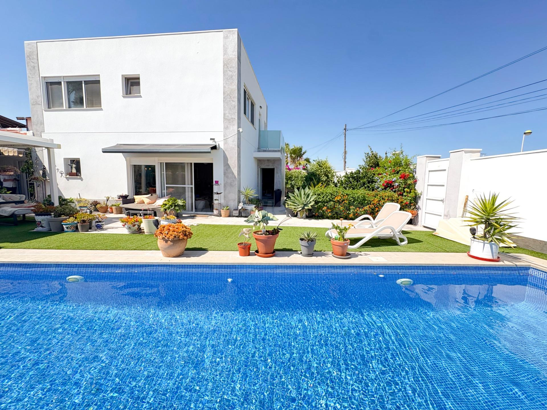 Chalet independiente completamente reformado con piscina privada y jardín tropical en Torreta Florida, Torrevieja