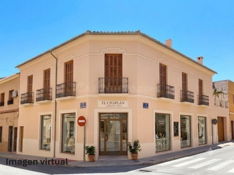 ** Edificio señorial en chaflán en el centro de Novelda: Espacio, luz y un sinfín de posibilidades **