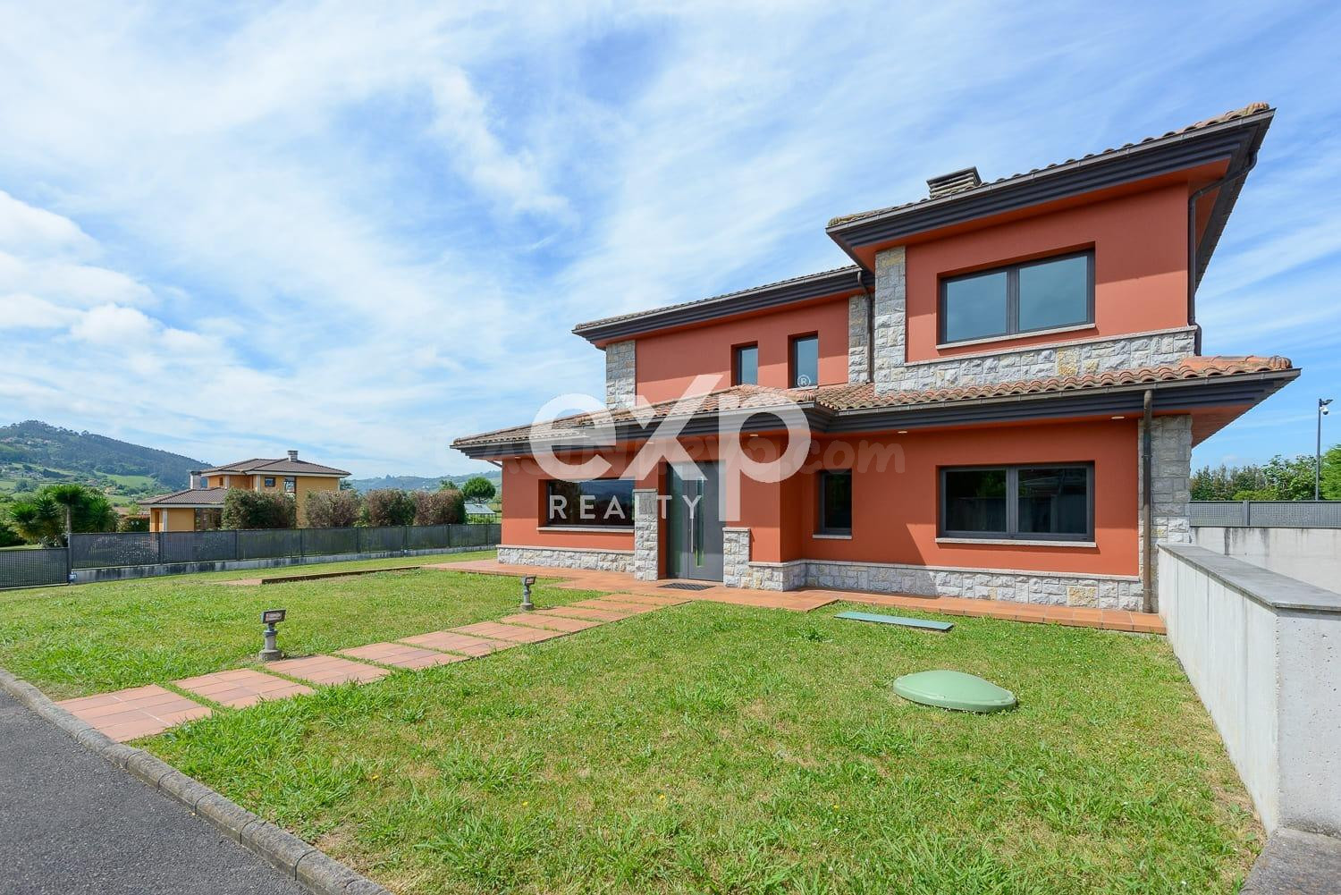 VILLA CONTEMPORÁNEA DE ALTO STANDING CON PISCINA, EFICIENCIA ENERGÉTICA A Y MÁXIMA PRIVACIDAD