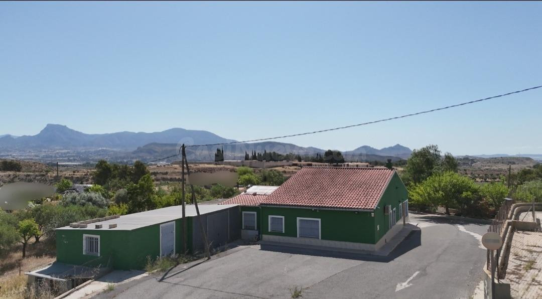 Exclusiva propiedad con vivienda, restaurante y amplio terreno – Casa de campo con gran potencial
