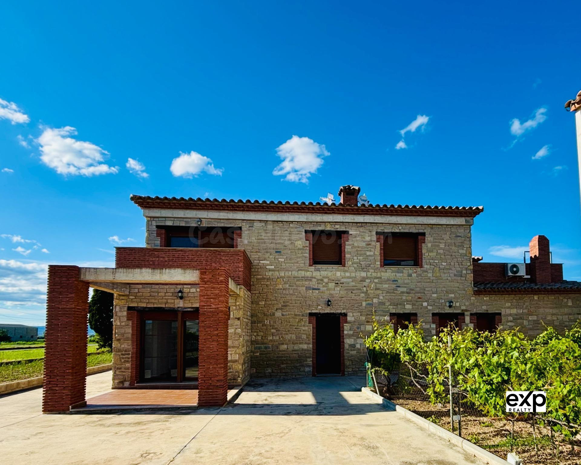 Chalet de 246 m2 y 1600m2 de parcela en Deltebre.
