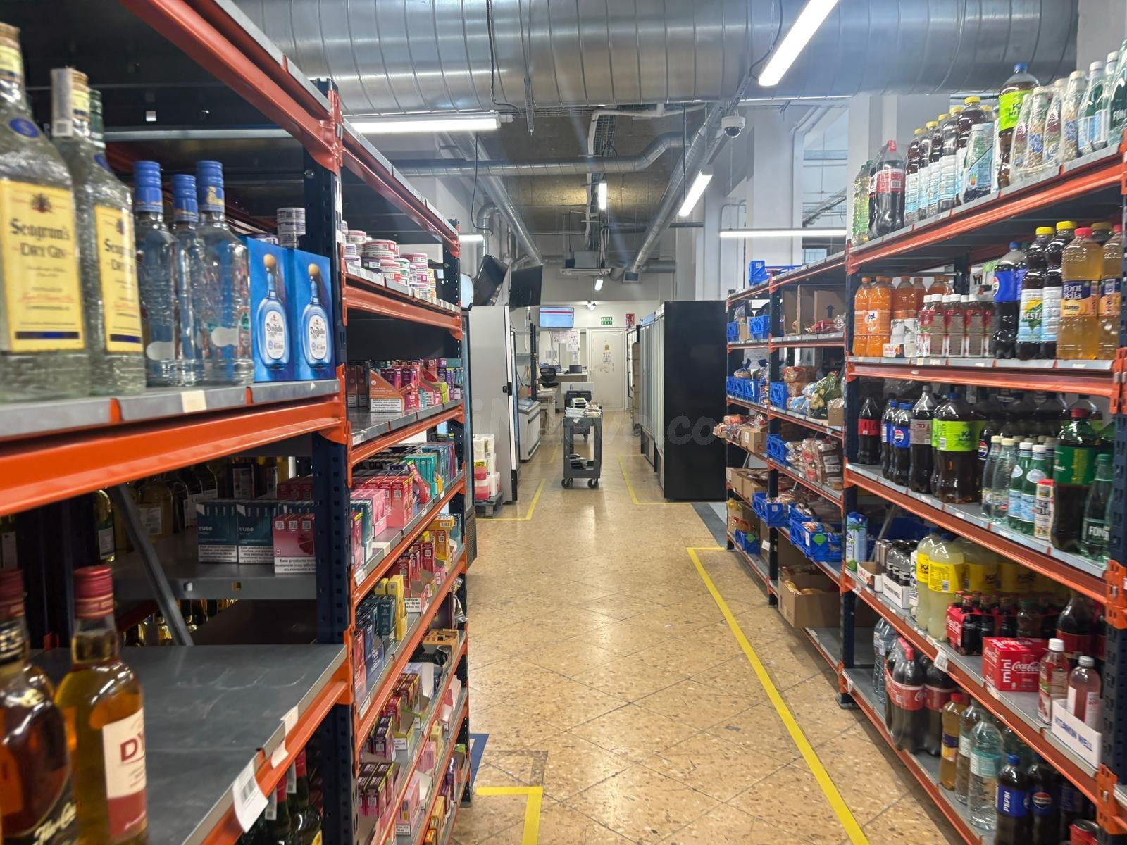 Local comercial reformado y equipado de 587 m2 en el Actur (Zaragoza), arrendado con rentabilidad del 7%