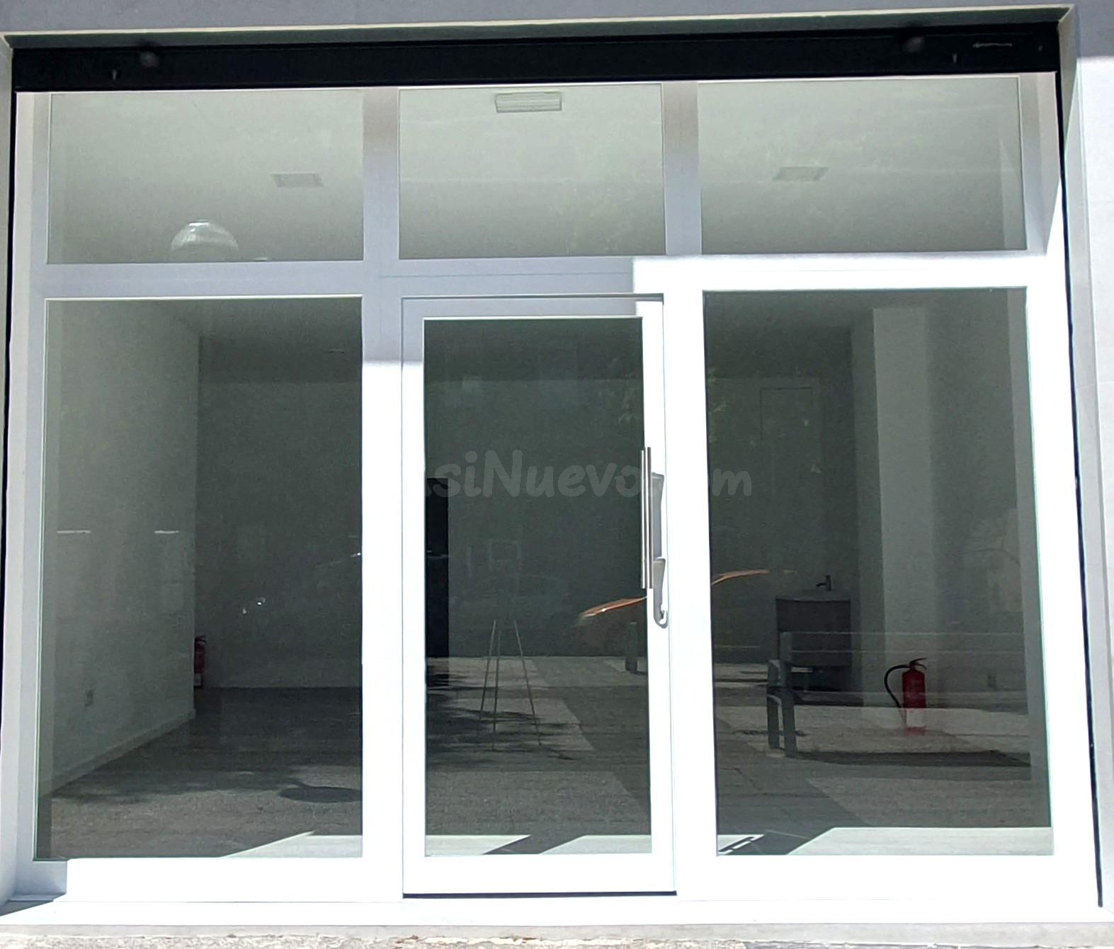 Oportunidad Única: Local Comercial en Vitoria por solo 690 €, a estrenar. Escaparate. Aseo.