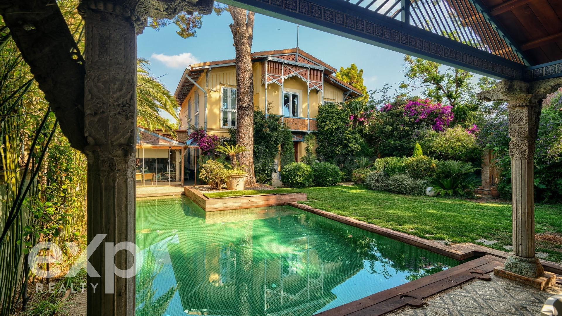 Villa exclusiva con alma exótica, piscina y jardín privado en Burriana