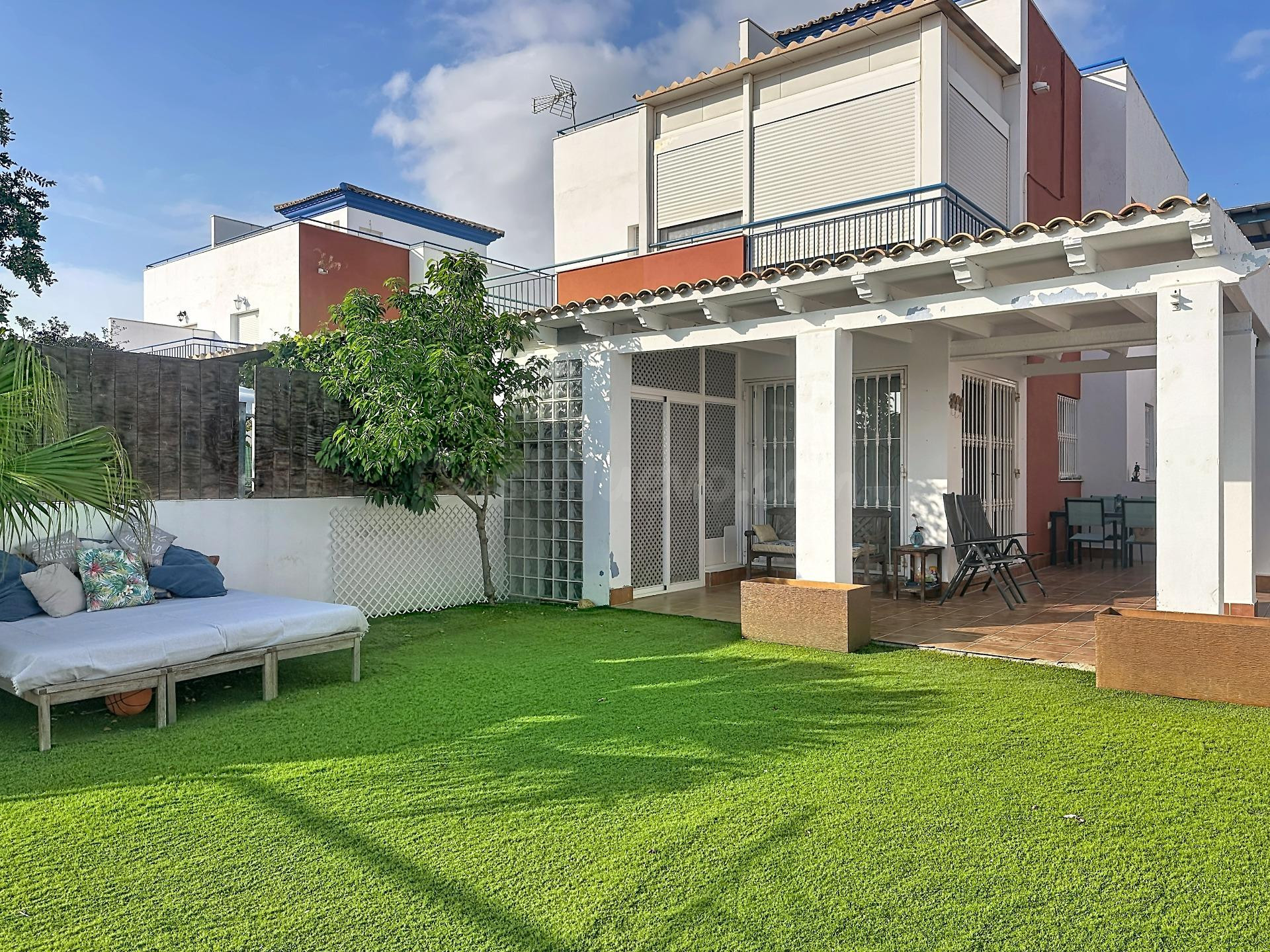 Chalet pareado con gran semisótano, jardín privado, garaje y solárium en Coto de Vera
