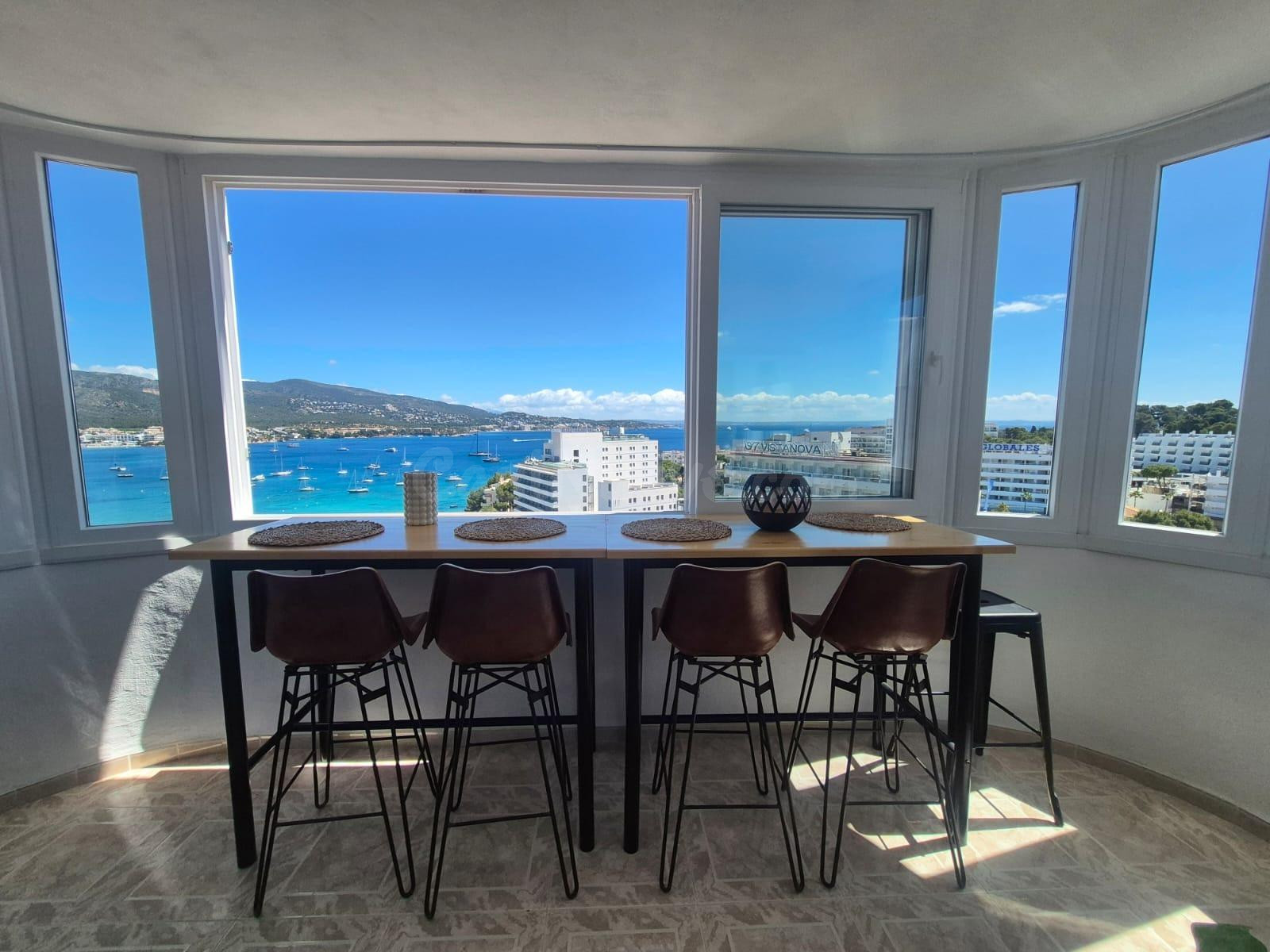 Piso en venta con impresionantes vistas al mar y a la montañ