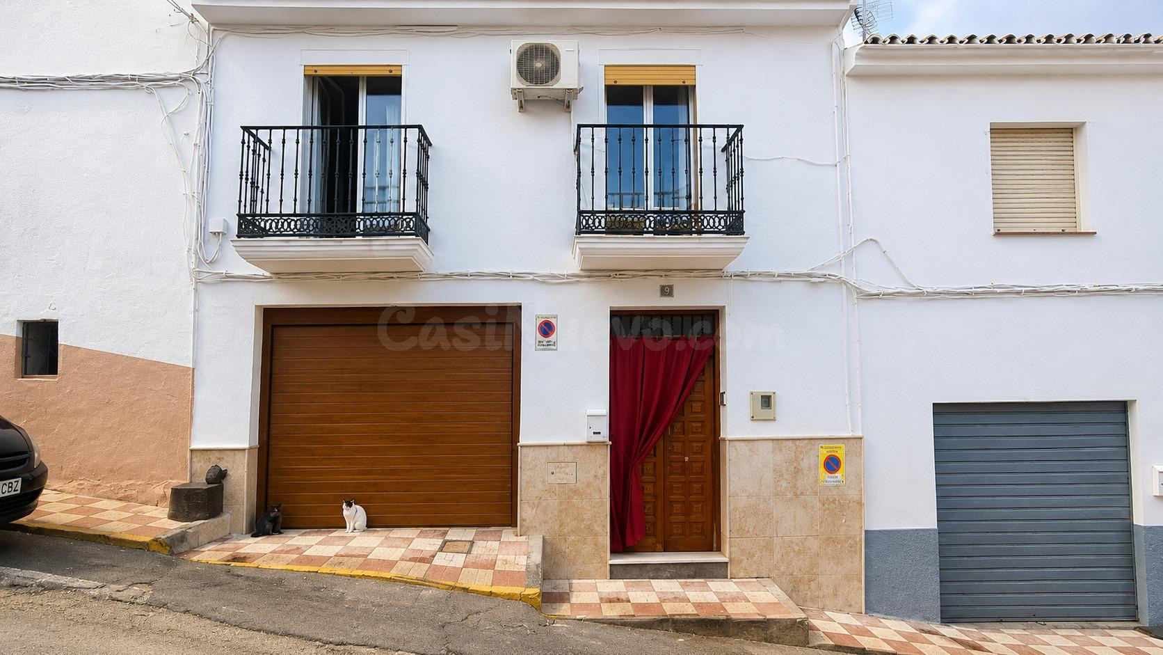 Casa de pueblo con garaje, terraza y chimenea en el corazón 