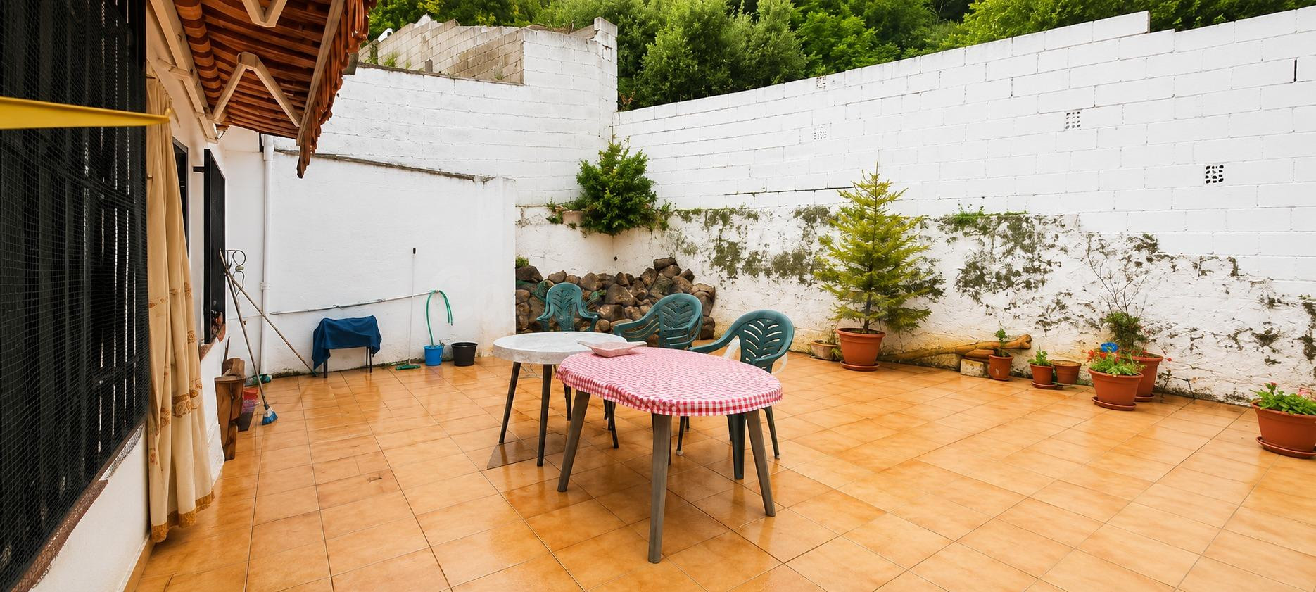 Casa de pueblo con garaje, terraza y chimenea en el corazón  - foto 2