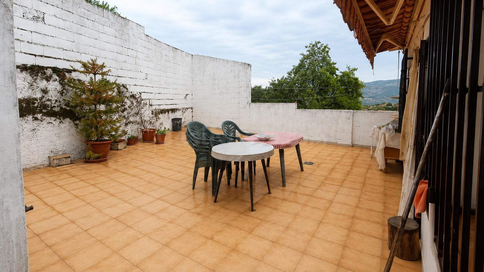 Casa de pueblo con garaje, terraza y chimenea en el corazón  - foto 3