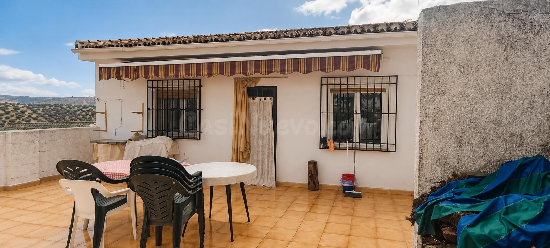 Casa de pueblo con garaje, terraza y chimenea en el corazón  - foto 4