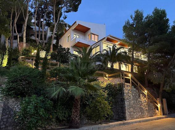 Villa con 3 viviendas y licencia turística con vistas al mar