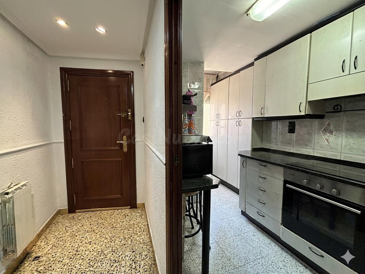 Amplio piso exterior de 3 dormitorios en 3ª planta — listo para entrar a vivir