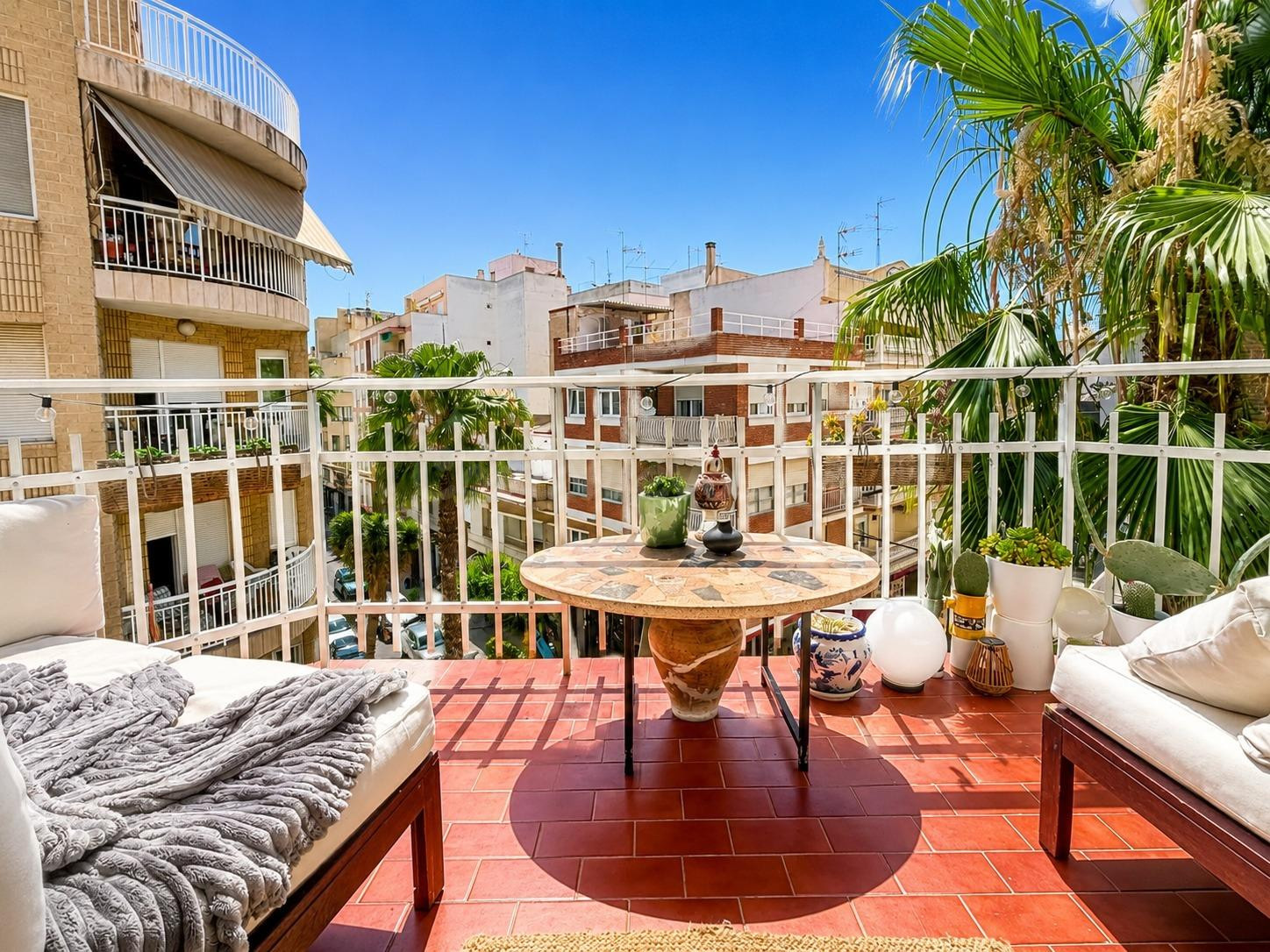 Vivienda totalmente reformada en 2024 con una ubicación céntrica en el corazón de Torrevieja: moderna, luminosa y con una distribución perfecta.