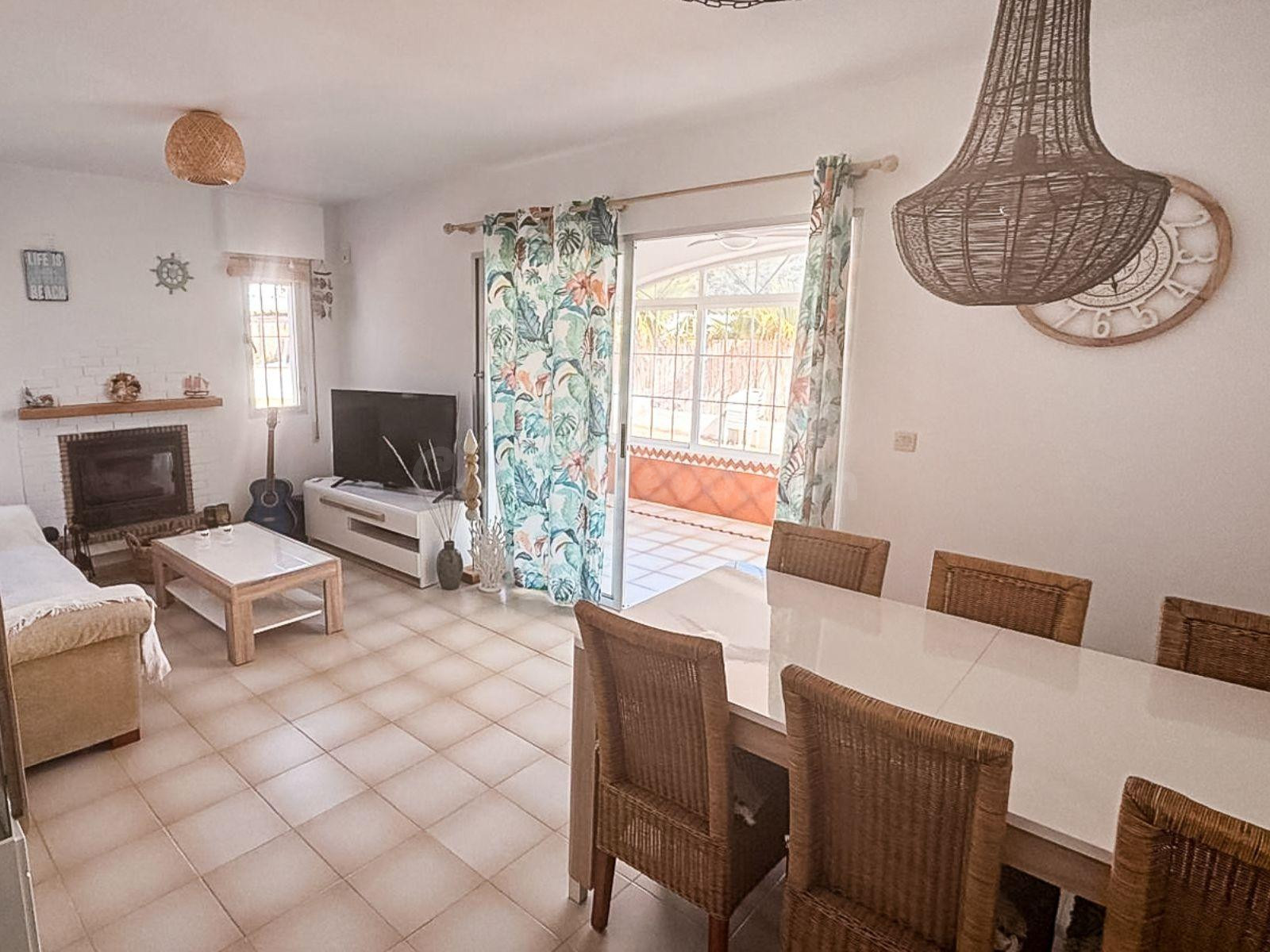 Chalet independiente con piscina privada y amplio jardín en Busot