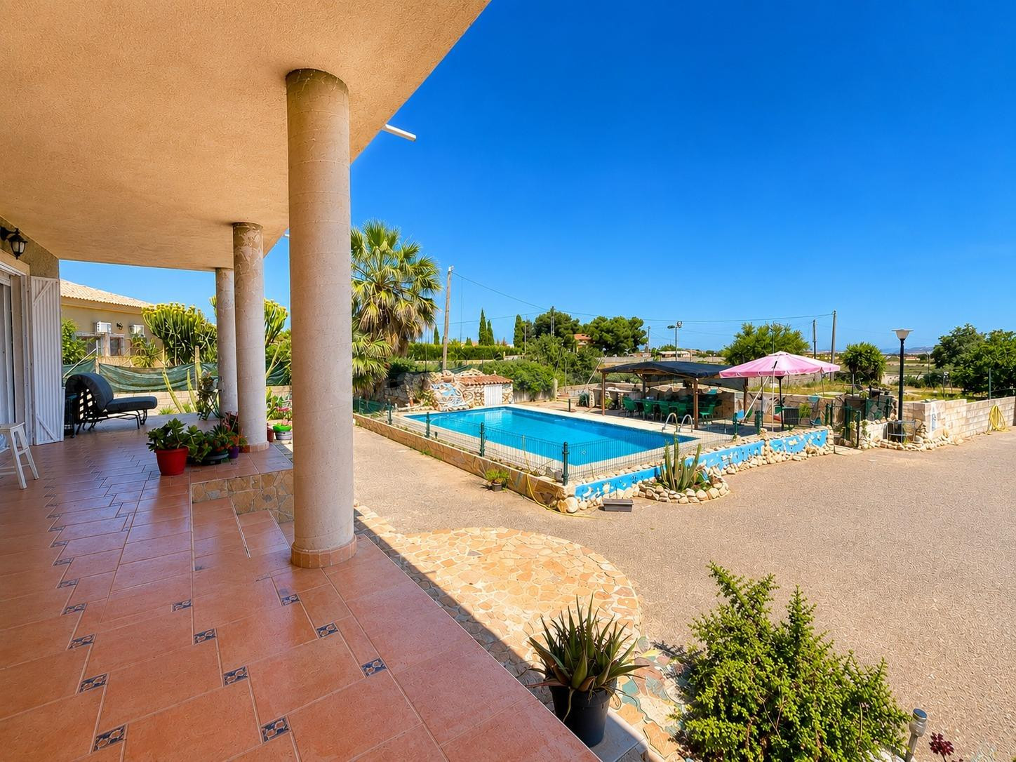Villa independiente con piscina en El Moralet (Alicante) | Parcela urbana de más de 5.000 m2 a 20 minutos del centro
